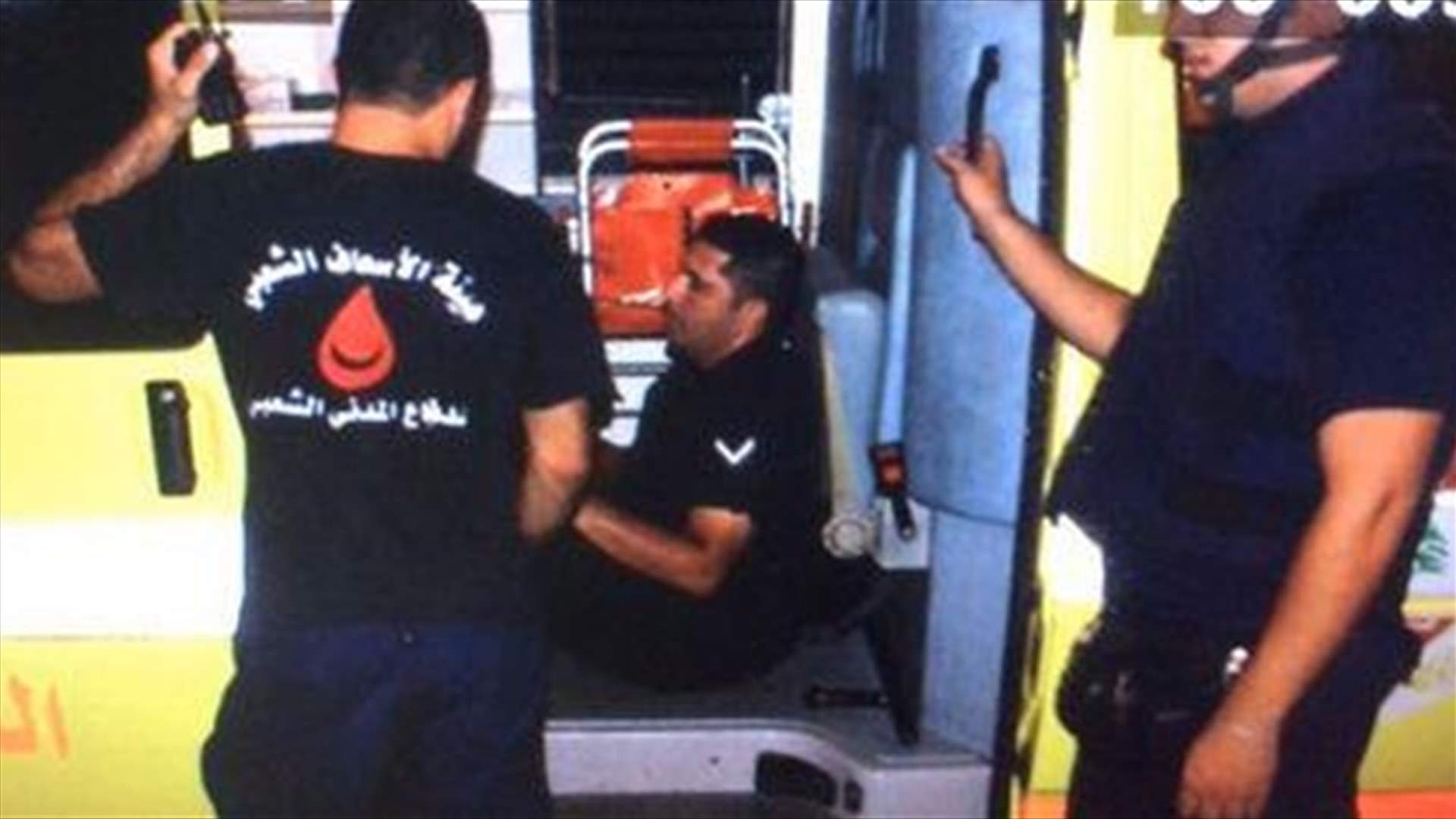 بالفيديو: عنصر من قوى الأمن يحاول إسعاف متظاهر