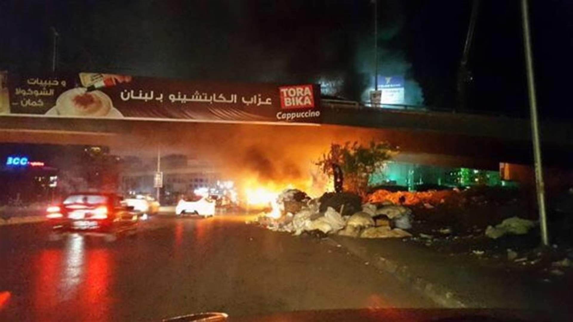 مجهولون احرقوا نفايات على اوتوستراد ميرنا الشالوحي