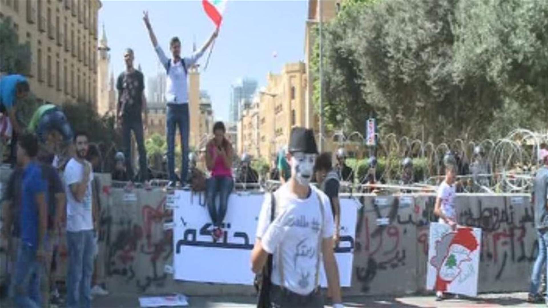 REPORT: Protesters gather in Downtown Beirut, spray concrete blocks set up by security forces