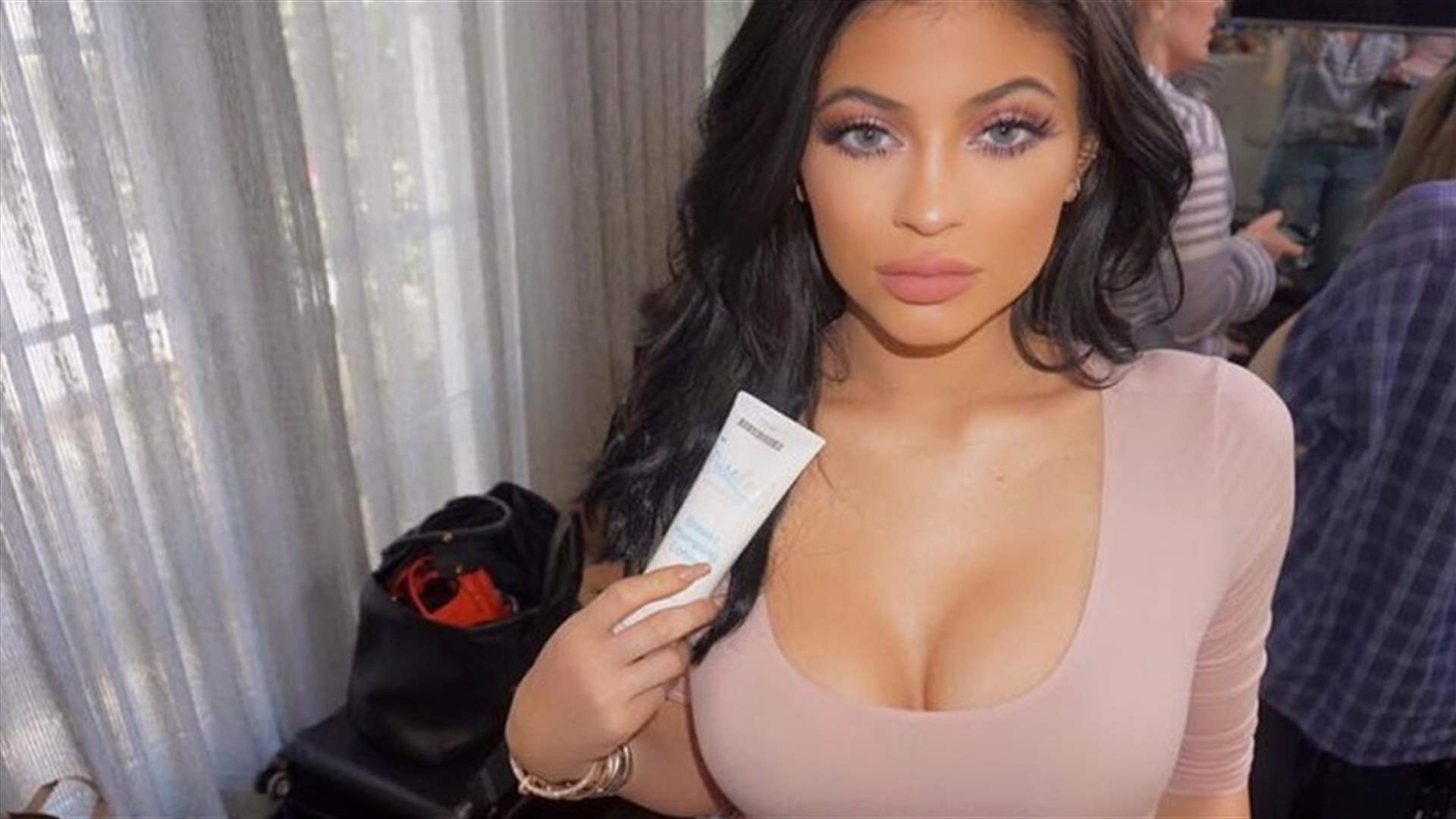 كايلي جينير تكشف أسرار مكياجها في هذا الفيديو