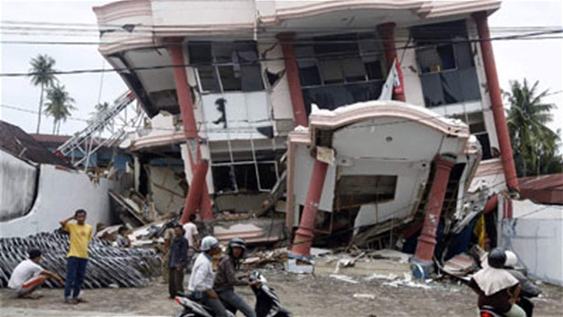  اكثر من 60 جريحا بزلزال بقوة 6,6 درجات في اندونيسيا