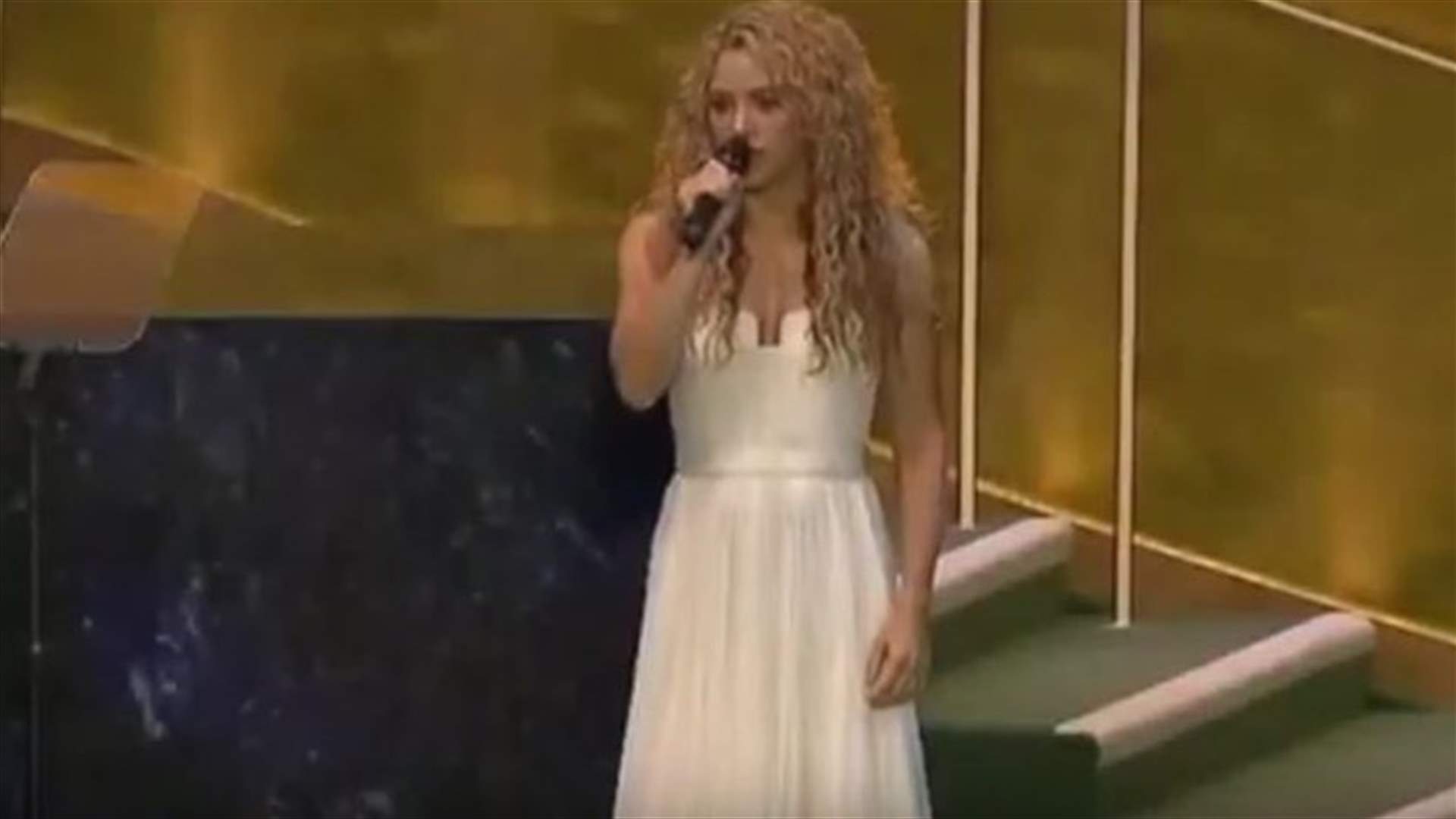 بالفيديو: شاكيرا تغني لإيلان
