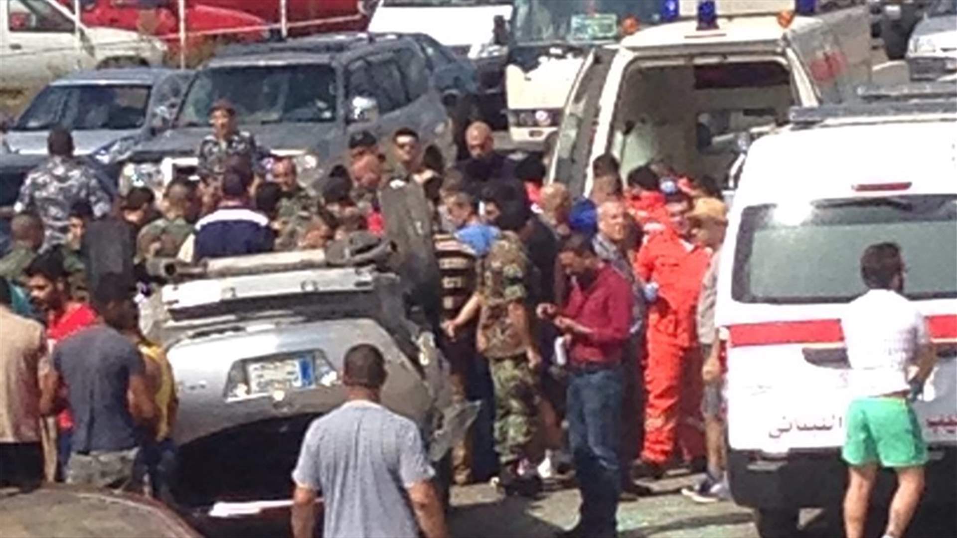 بالصور - 4 جرحى بحادث سير على اوتستراد البترون