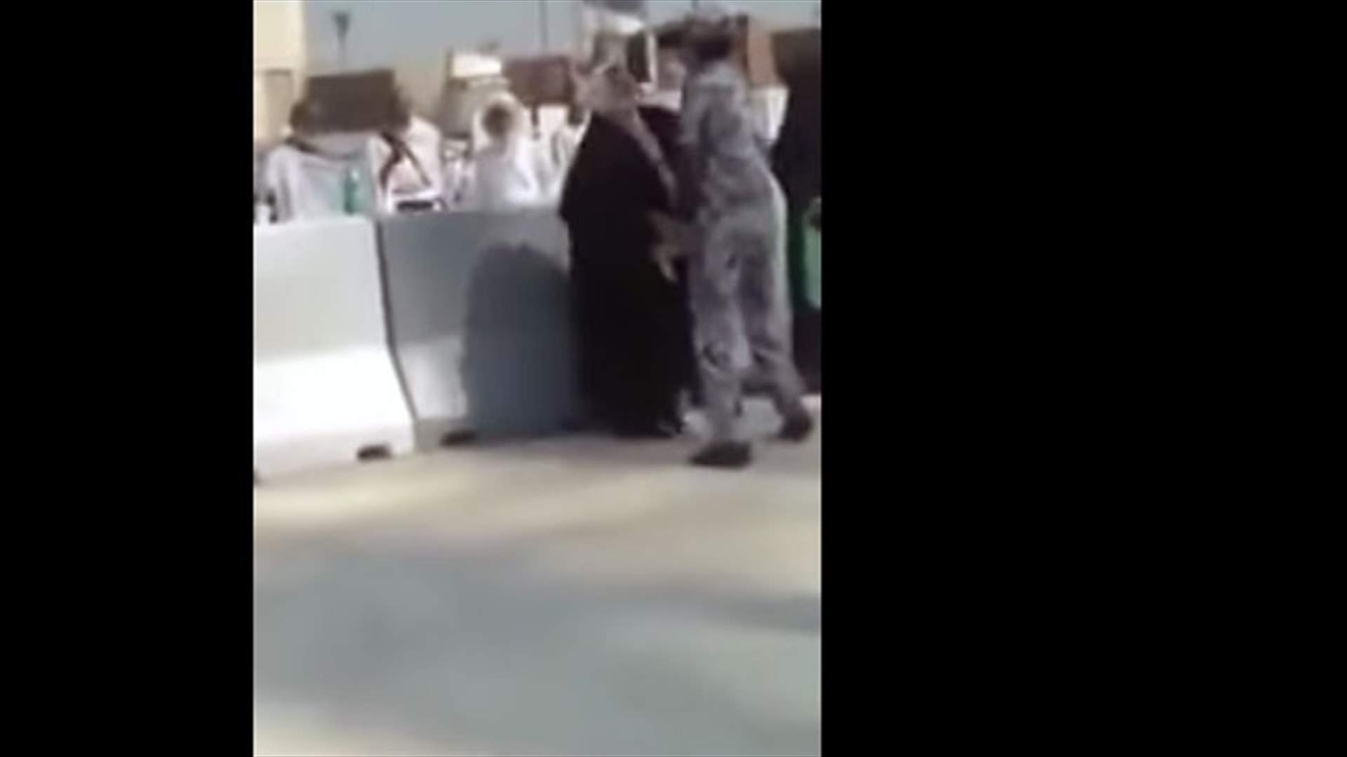 بالفيديو - شرطي سعودي يصفع حاجاً مسناً امام زوجته