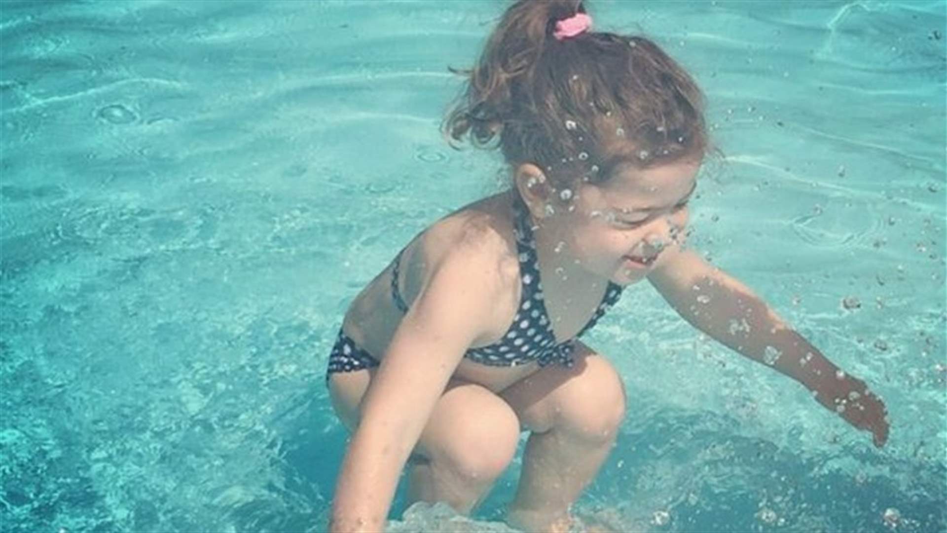 ما سبب الجدل حول صورة طفلة في بركة السباحة؟