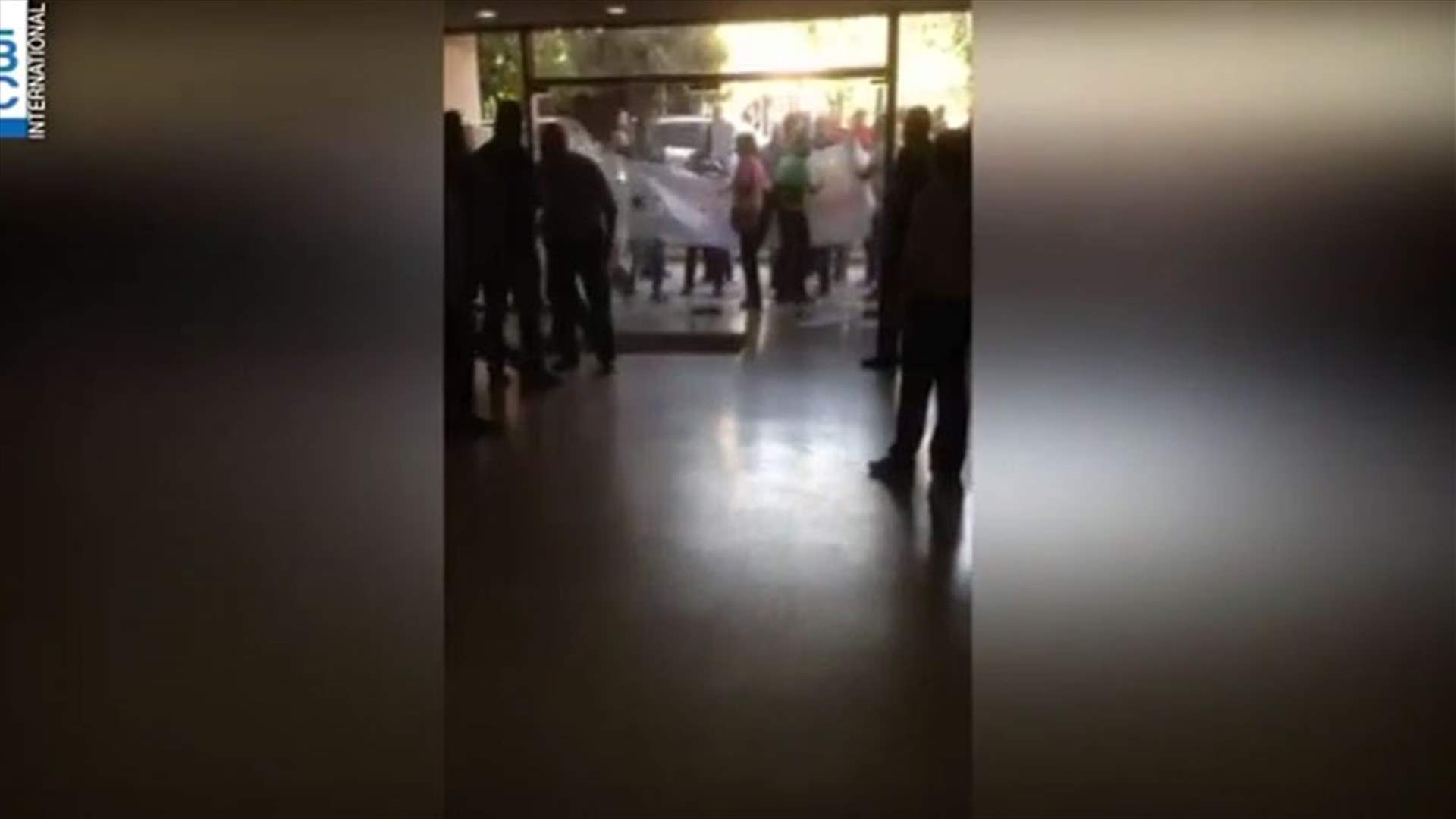 [VIDEO] Video purports to reveal how glass door entrance of Energy Ministry was broken during protests 
