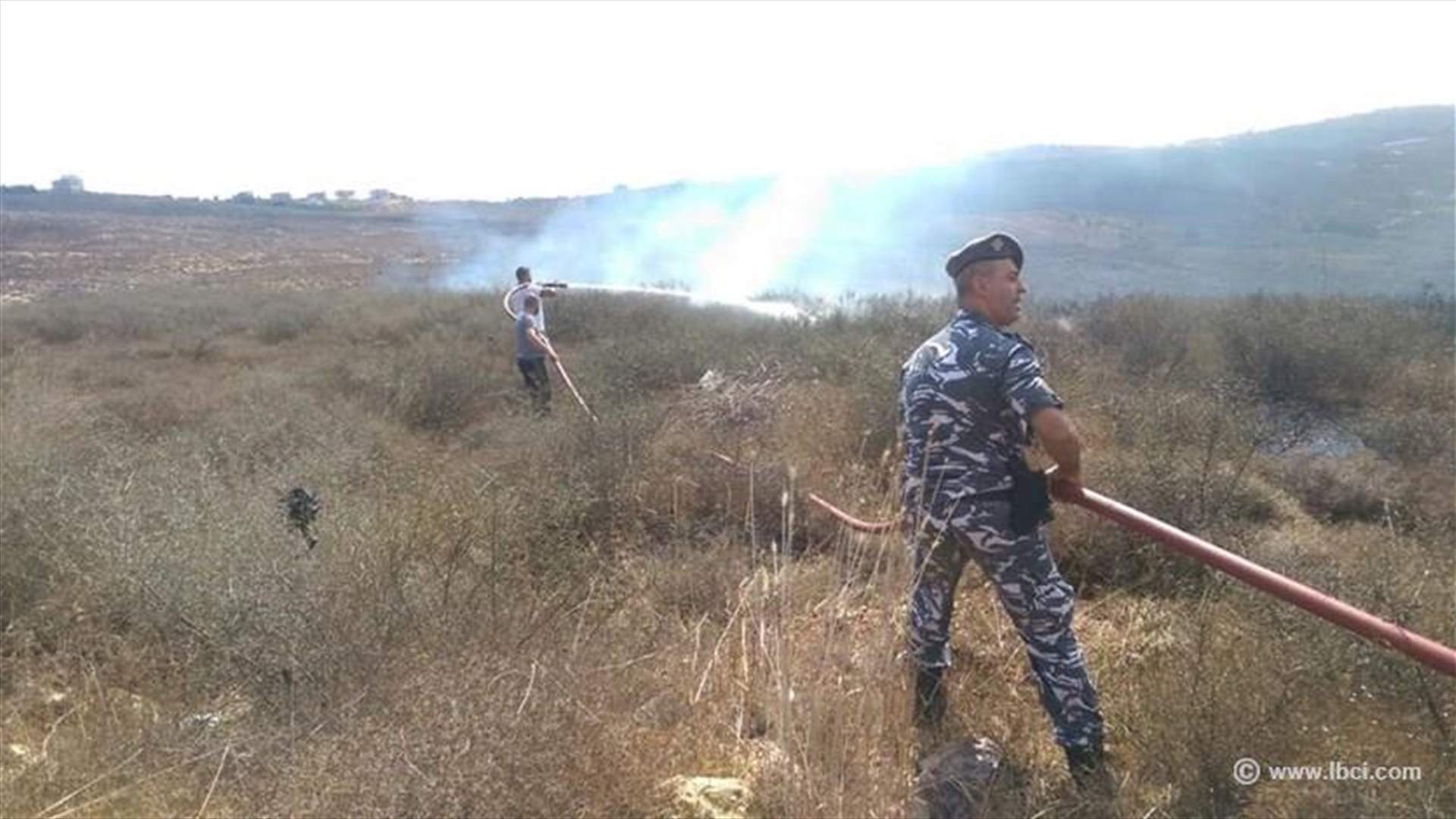 بالصور: تواصل الحريق في خراج بلدة القليعة