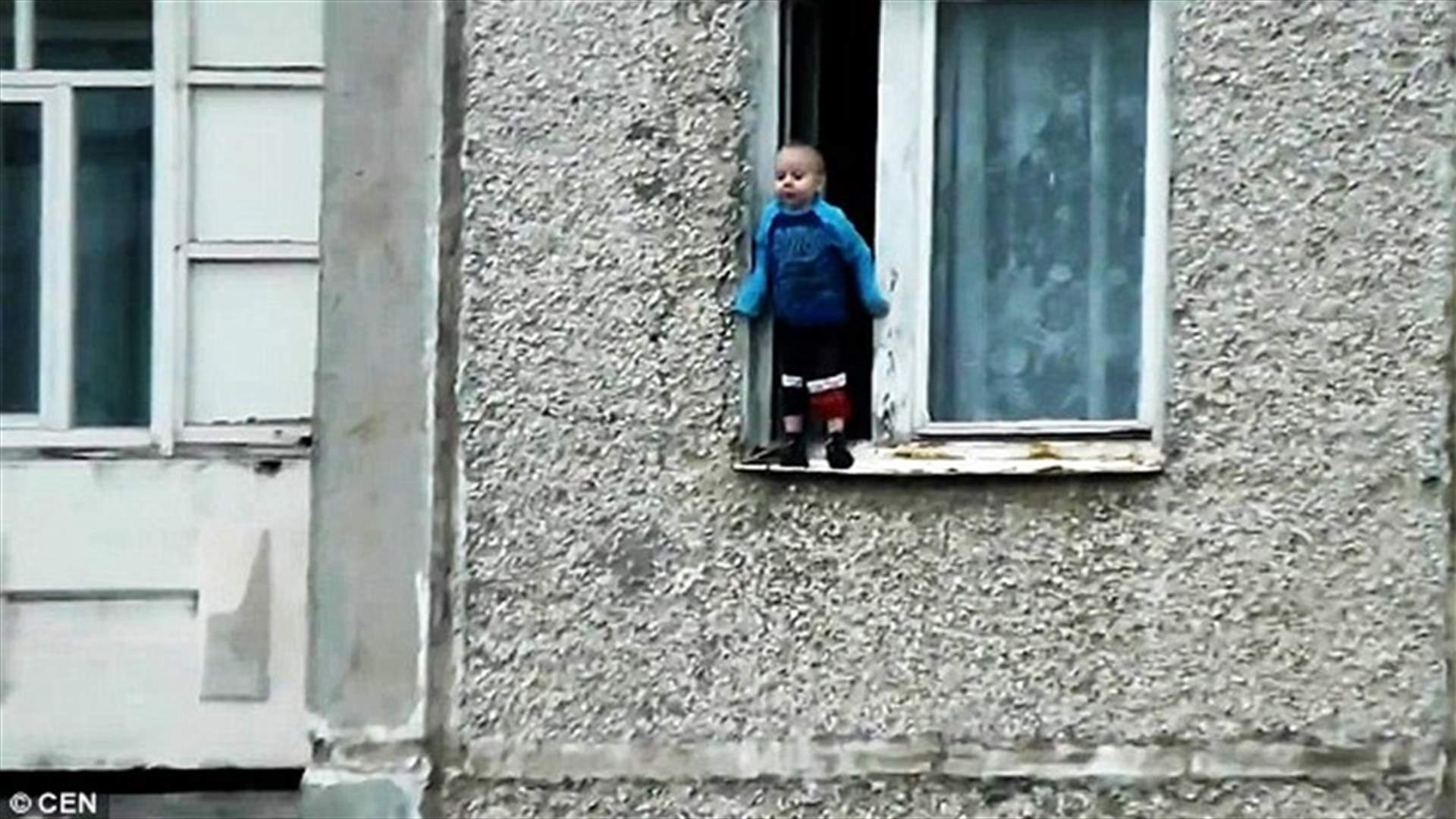 فيديو مروع لطفل يلعب على حافة نافذة مبنى شاهق