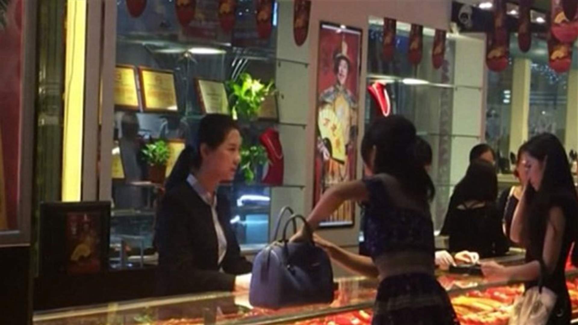 [VIDEO] Rich Woman Screams At Jewelry Store Assistant, Throws Cash In Her Face 