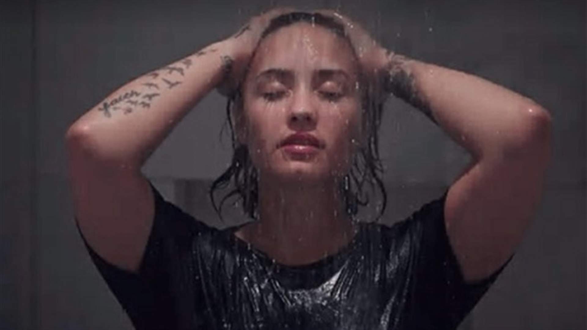 [PHOTOS] Demi Lovato Poses Fully Naked and Makeup Free In New Photoshoot