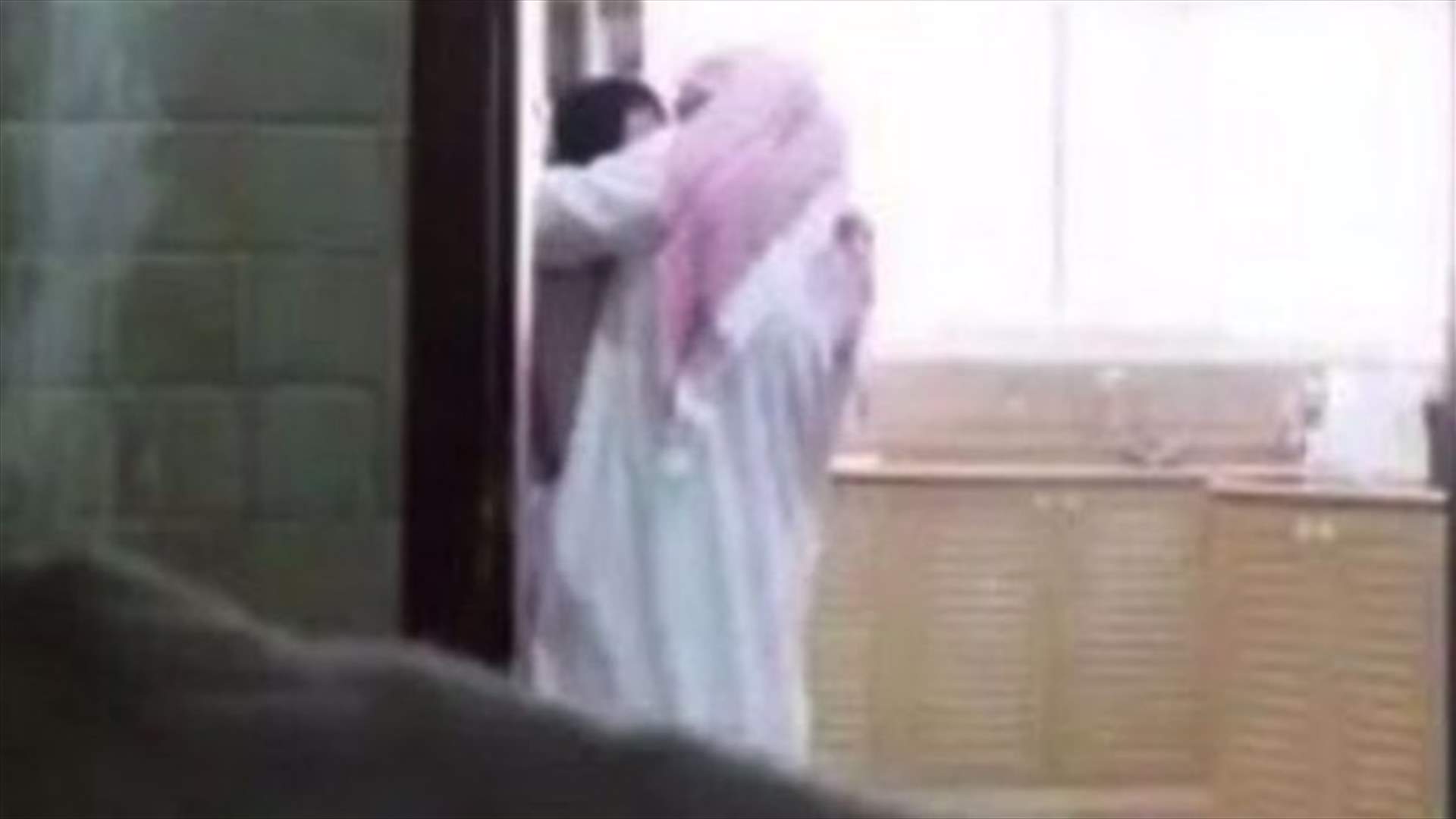 بالفيديو: ضبطت زوجها مع عاملة المنزل... لكنها تواجه السجن