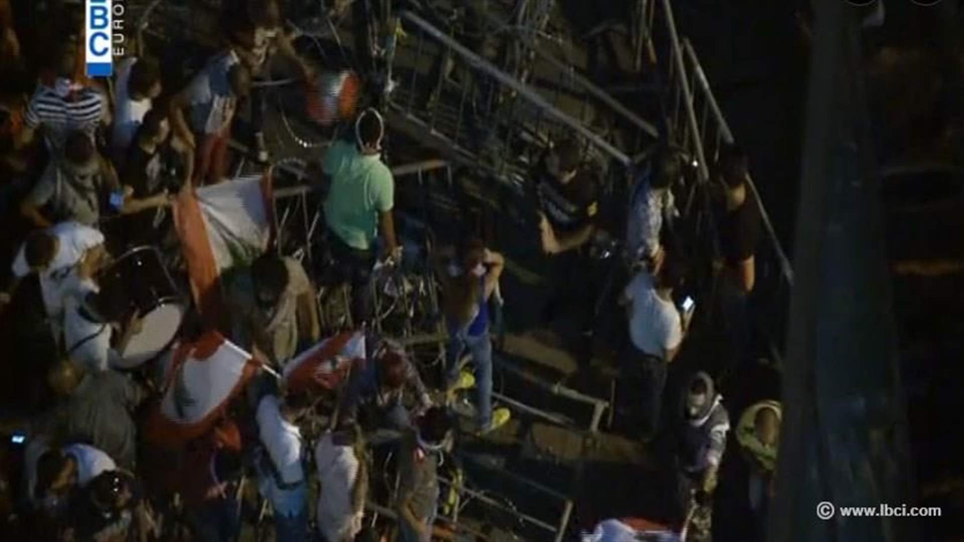[VIDEO] Protesters cross cement barrier, remove barbed wires