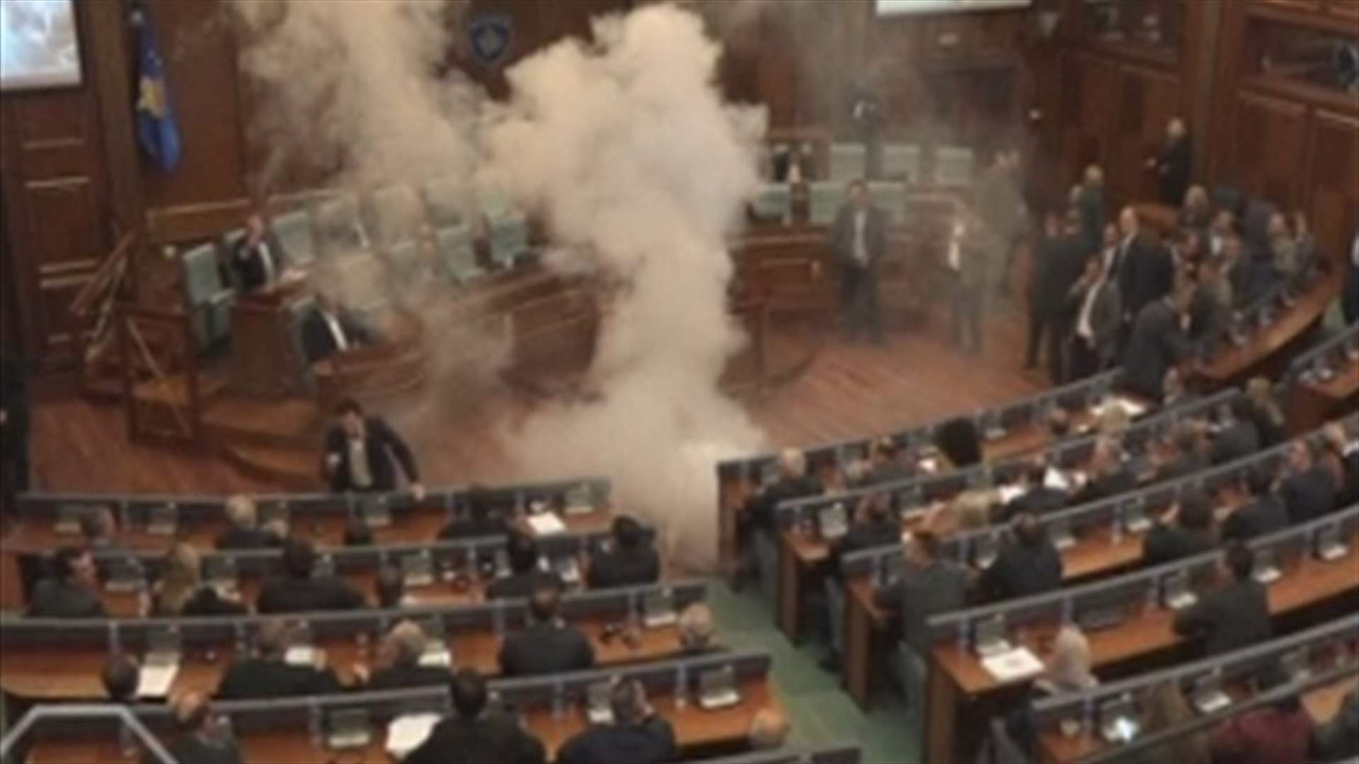 غاز مسيل للدموع داخل البرلمان الكوسوفي