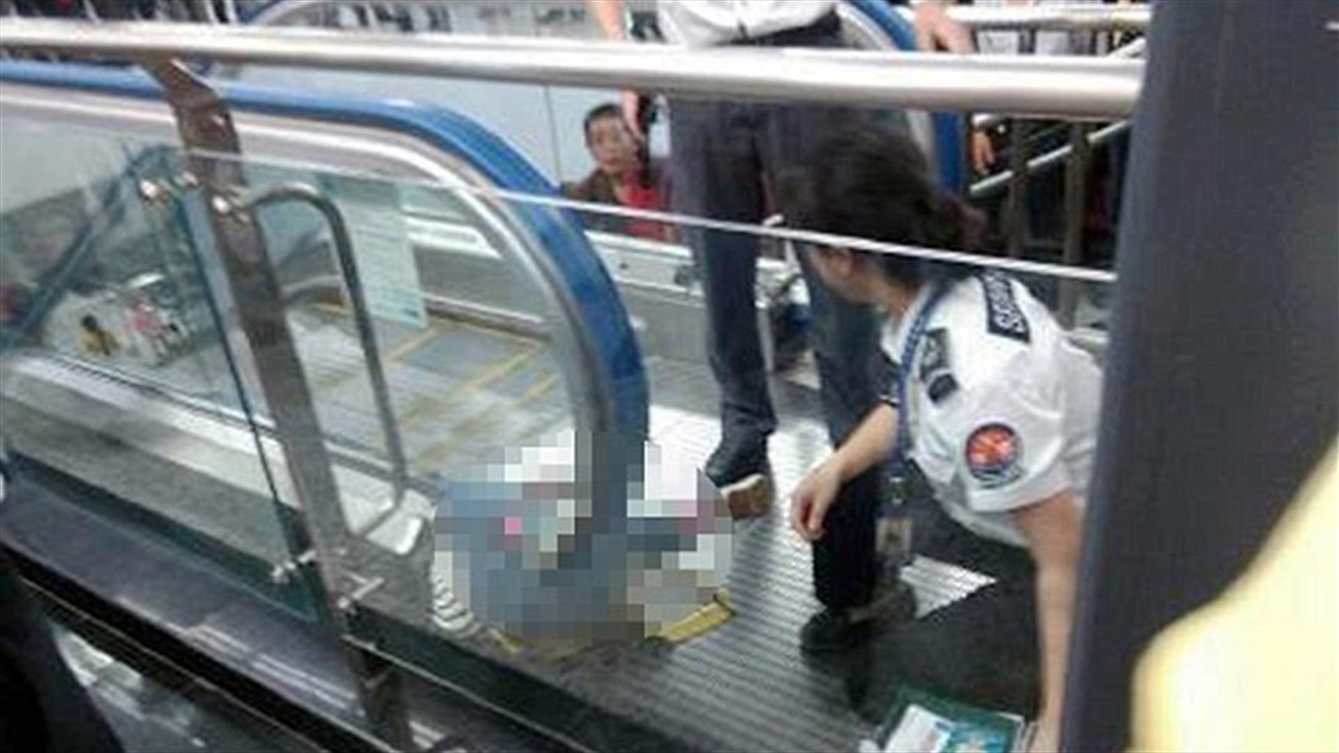 حادثة مرعبة تتكرّر في الصين: طفل يخسر حياته بسبب السلم الكهربائي