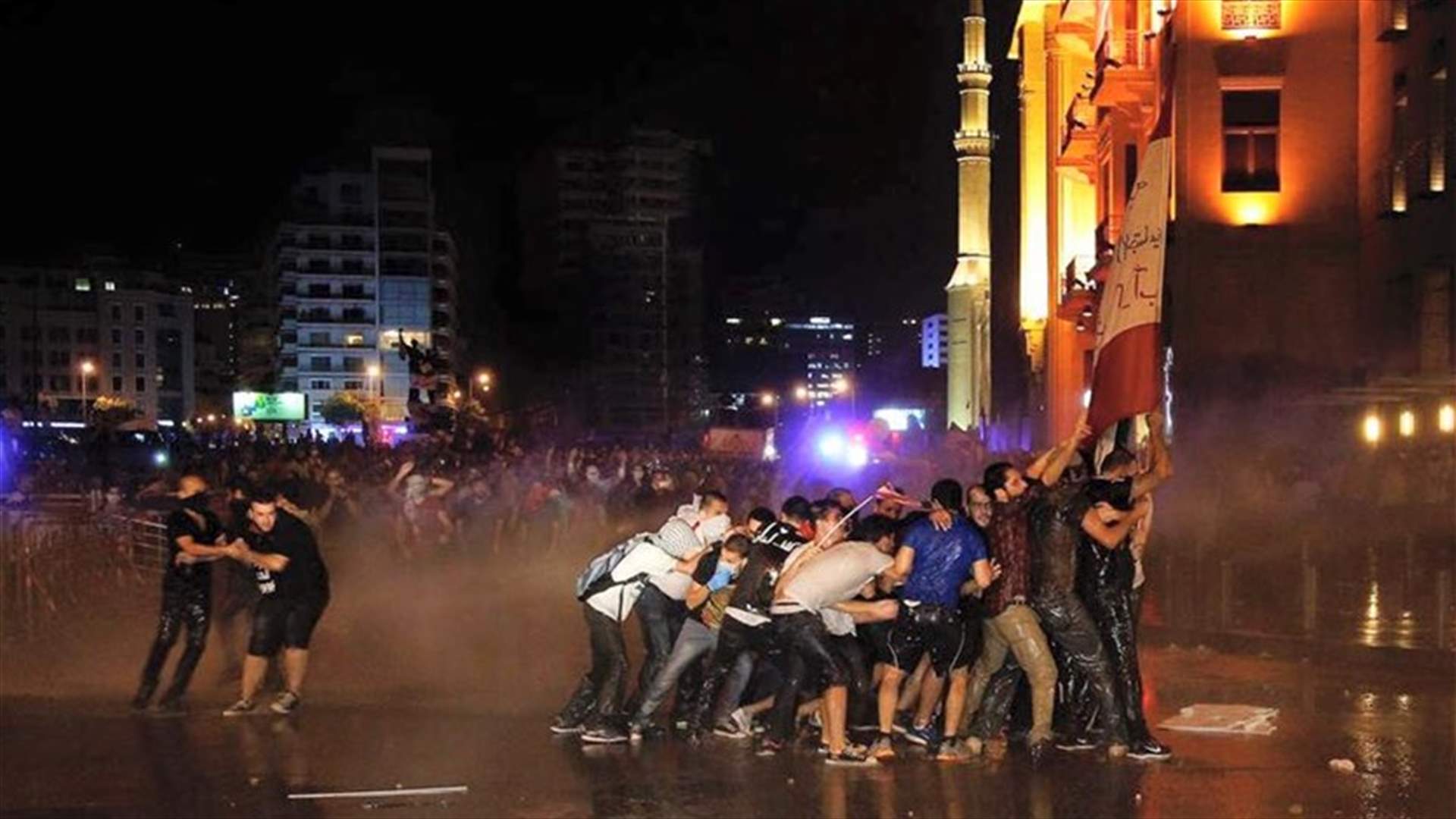 بالفيديو: عندما تصرخ الأم في وجه عناصر الدولة لحماية إبنها