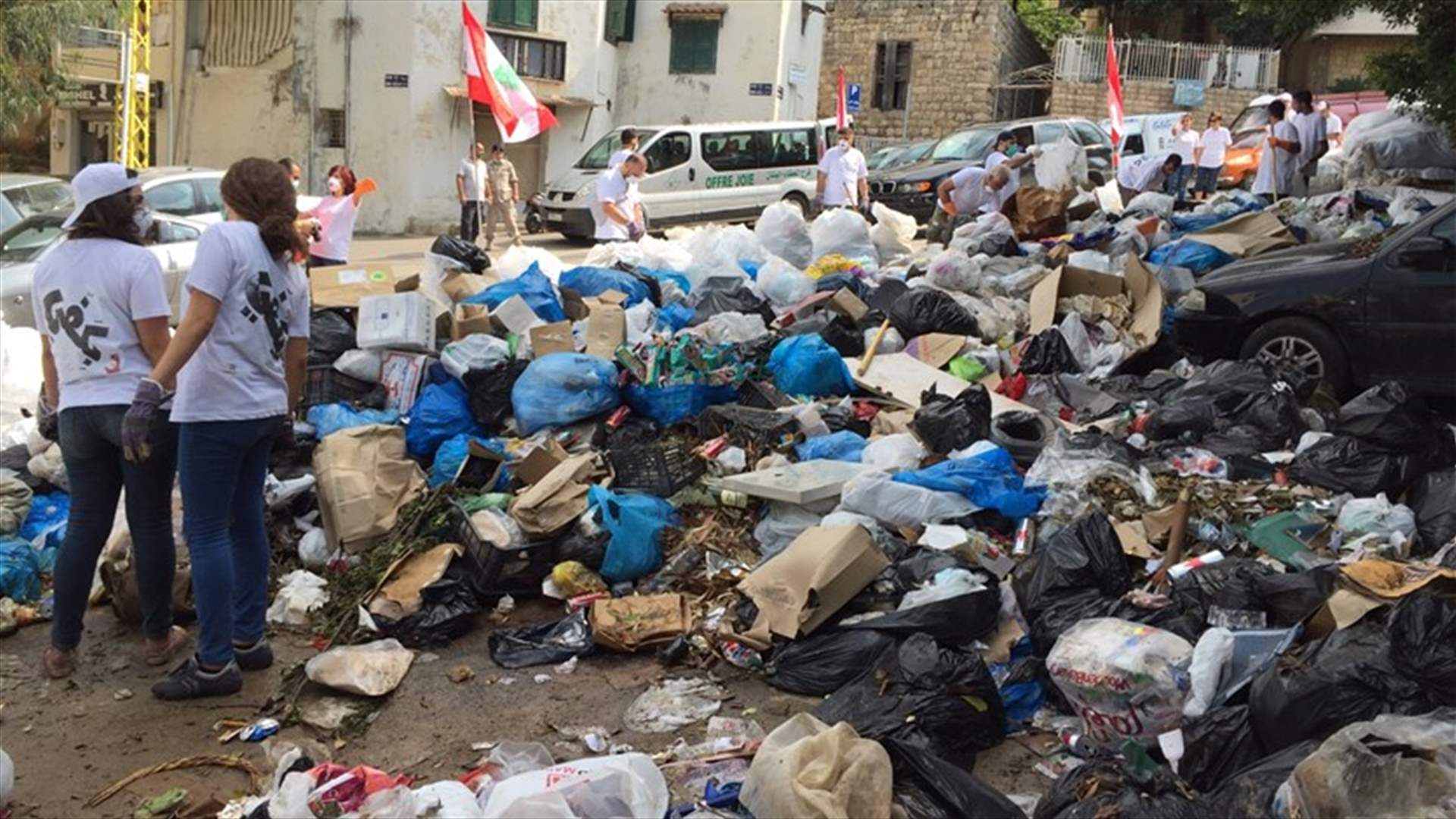 فرح العطاء وجمعية أرض لبنان تخلّصا بطريقتهما من نفايات بعبدا