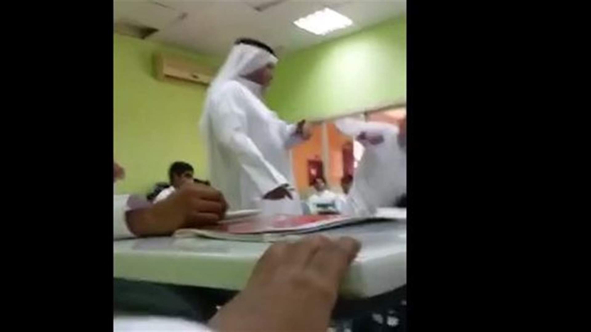 بالفيديو: من جديد... مدرس يضرب طالباً