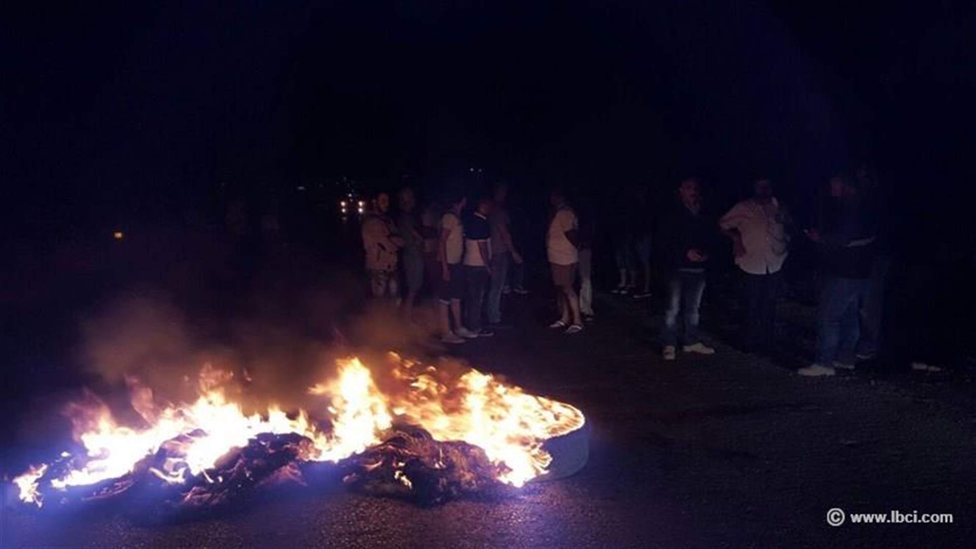 شبان من القاع يقطعون الطريق الدولية 