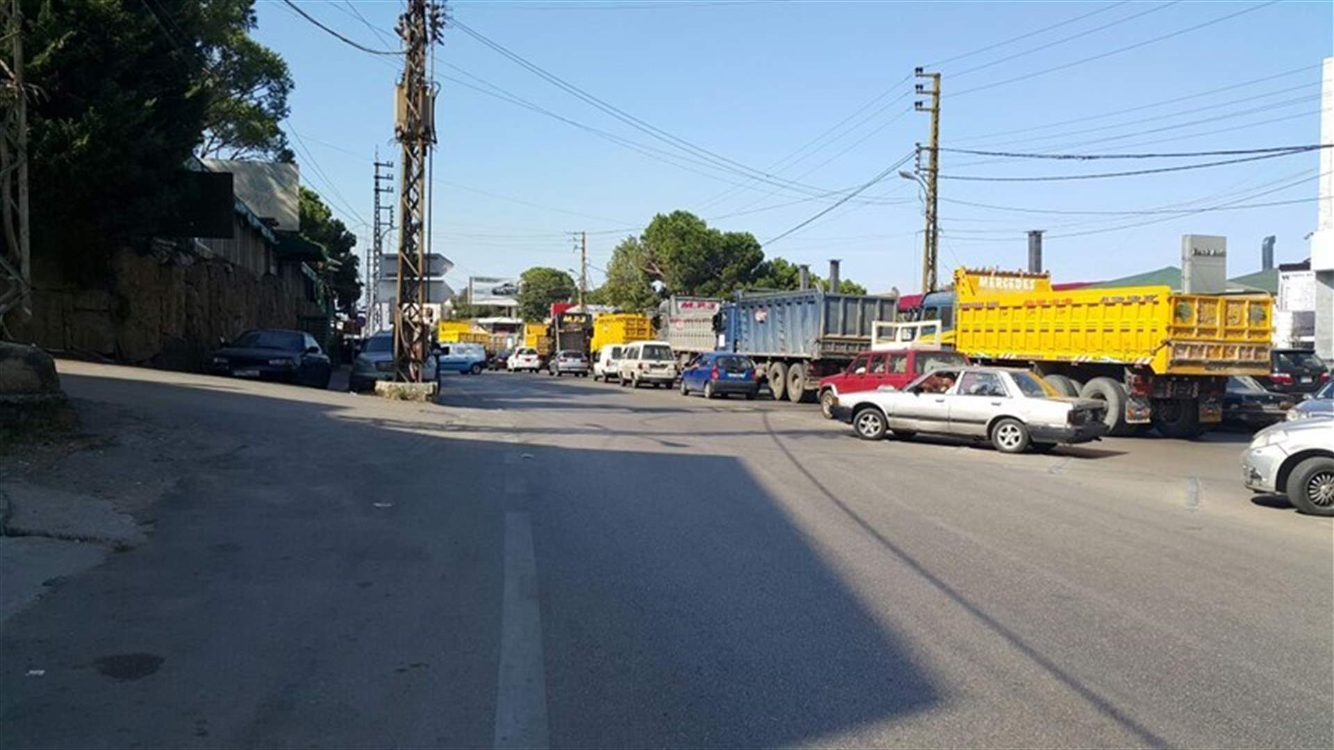Truck drivers reopen Jeita road