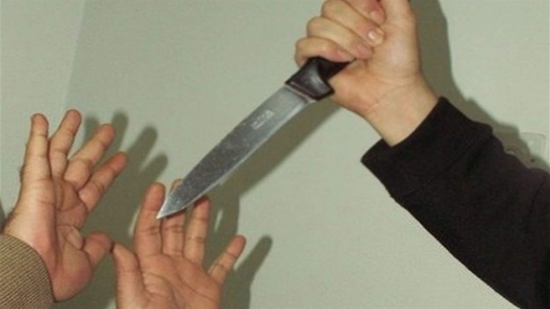 "السفاح" حاول ذبح ابنه بسبب سقوط "كوب زجاج" من يده