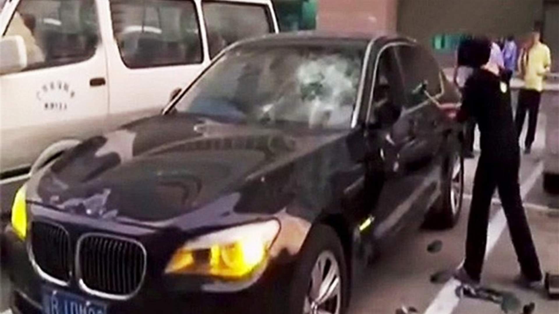 بالفيديو: انتقمت من زوجها الخائن بتحطيم سيّارته 