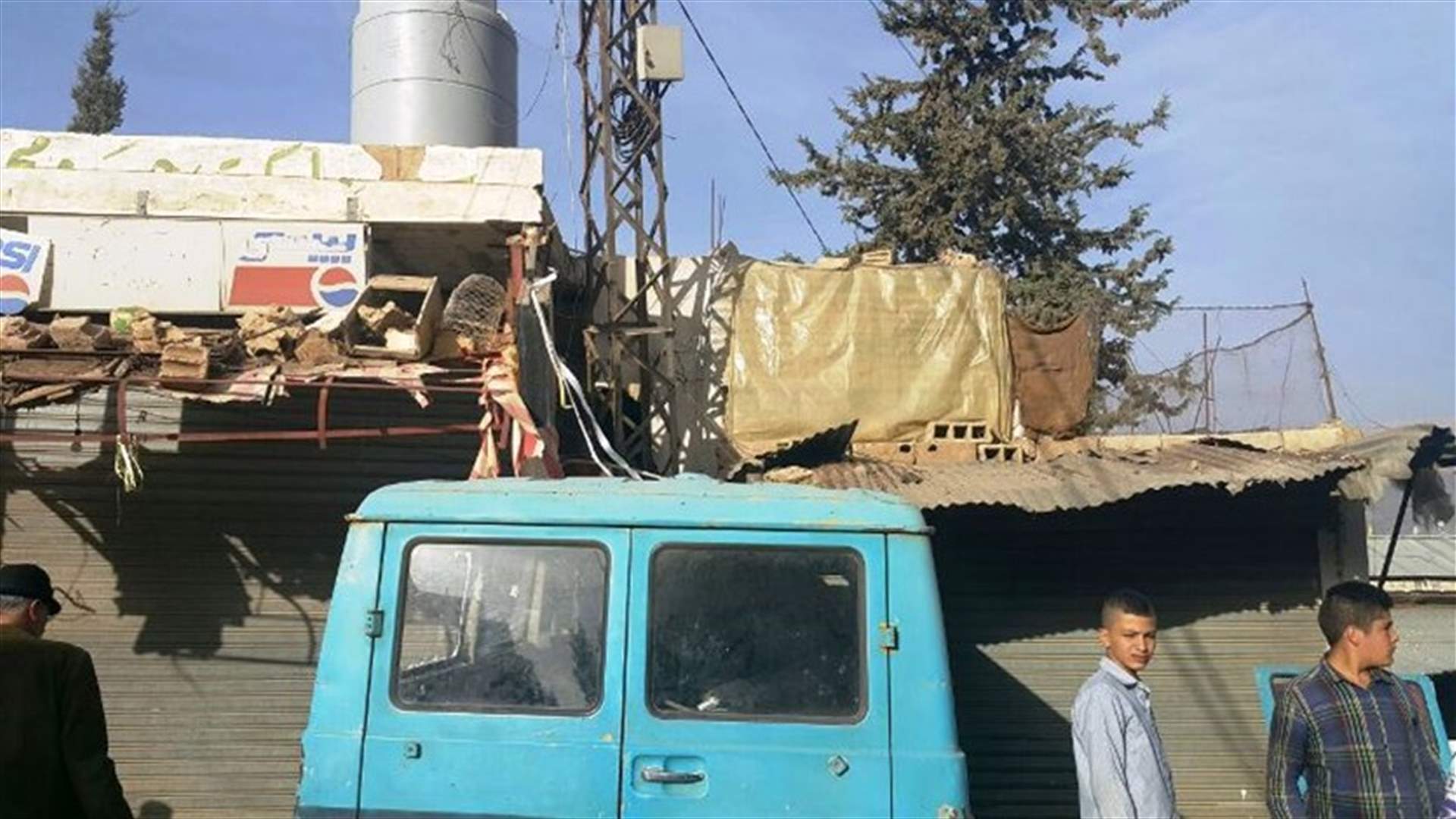 اصطدام حافلة لنقل الطلاب بعامود انارة في رياق