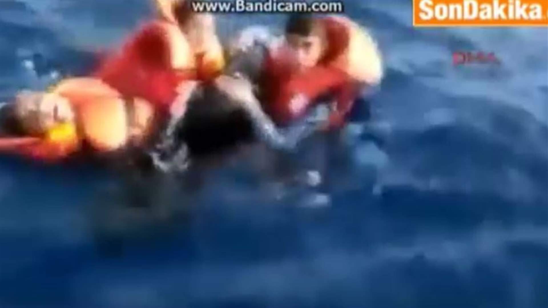 بالفيديو - لحظات مؤثرة لانقاذ صيادين اتراك طفلا سوريا عائما في عرض البحر