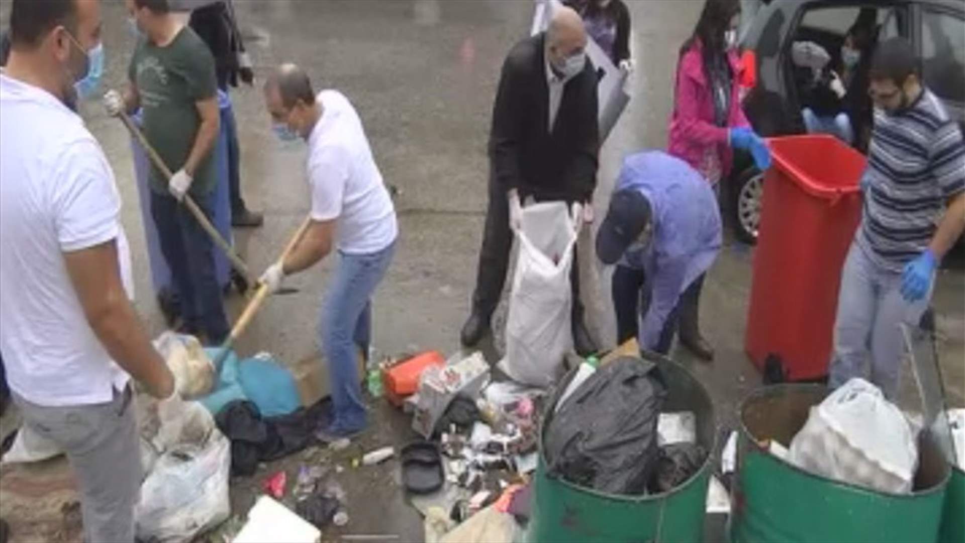 المطر لم يمنع الناشطين في بحمدون من جمع وتوضيب النفايات
