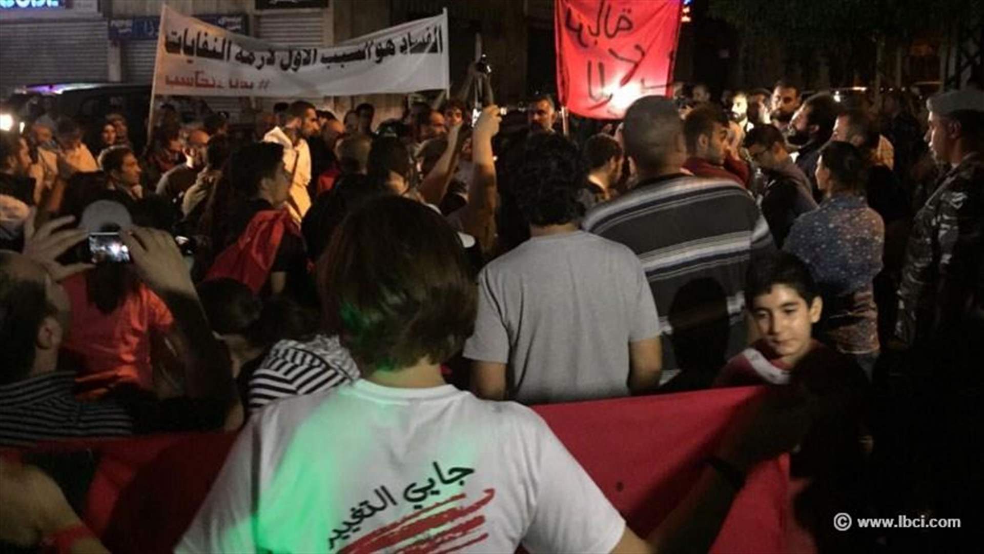 اعتصام لناشطي الحراك المدني أمام منزل سلام 