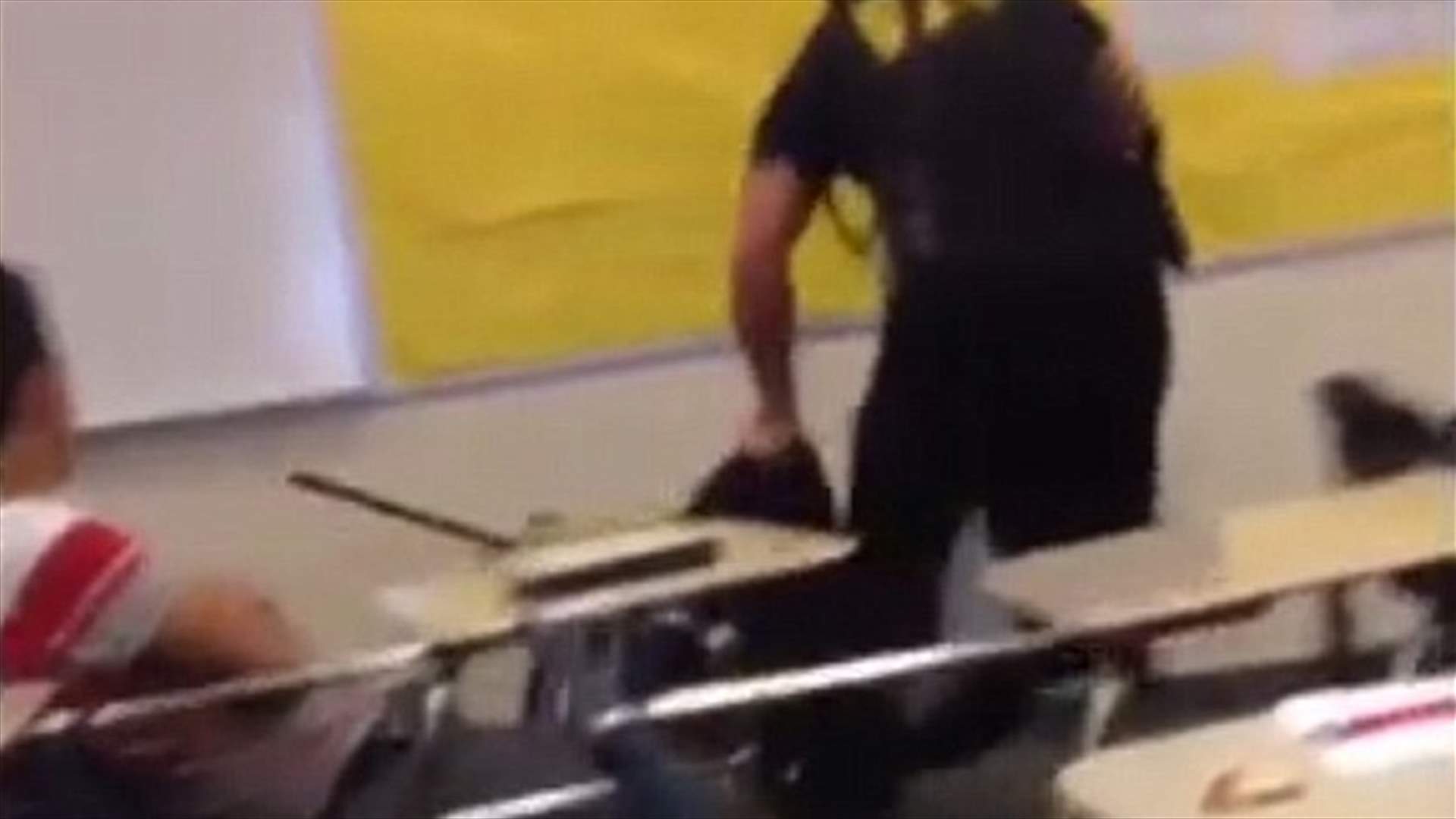 بالفيديو: شرطي يعتدي بوحشيّة على طالبة أمام أستاذها