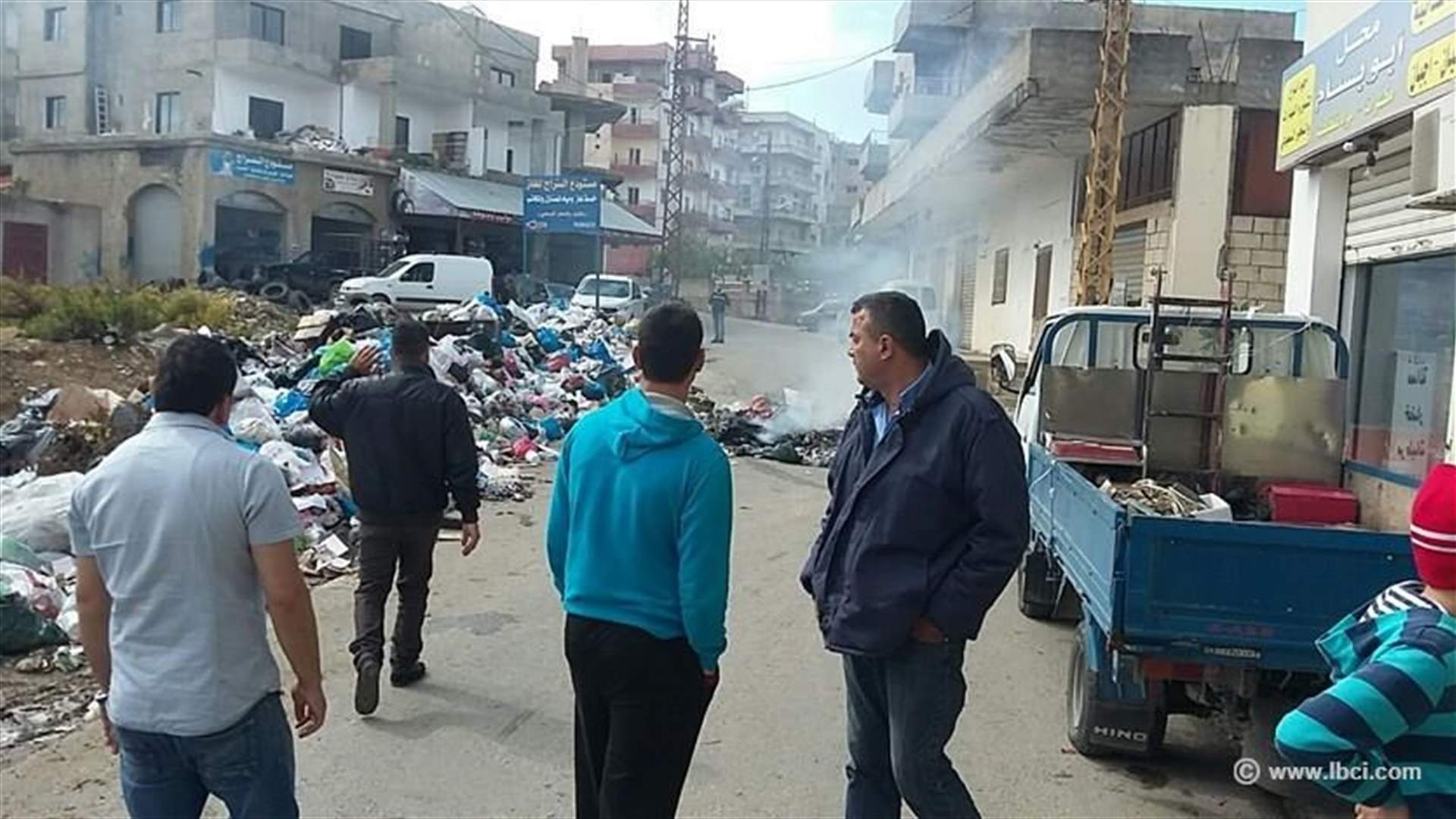 Shop owners block road in Bekaata-Chouf to protest waste accumulation