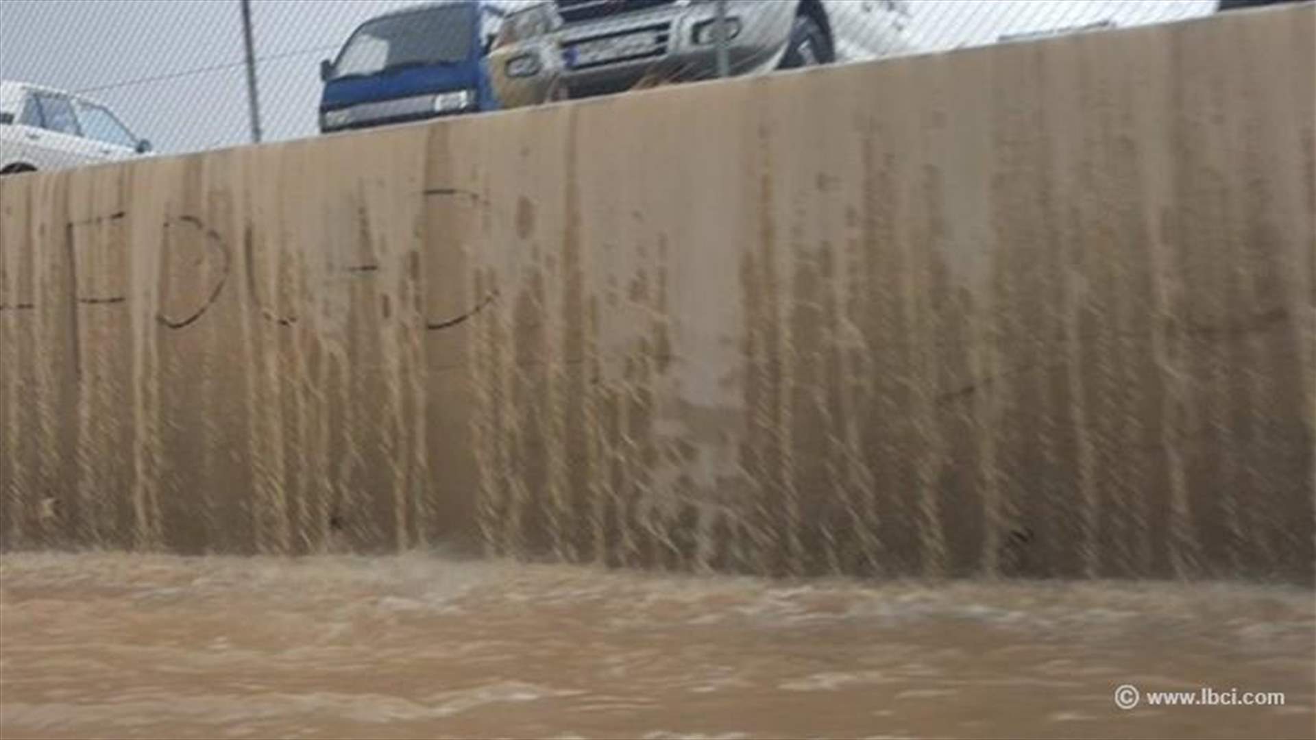 بالصور: السيول تغمر الضاحية وجوارها 