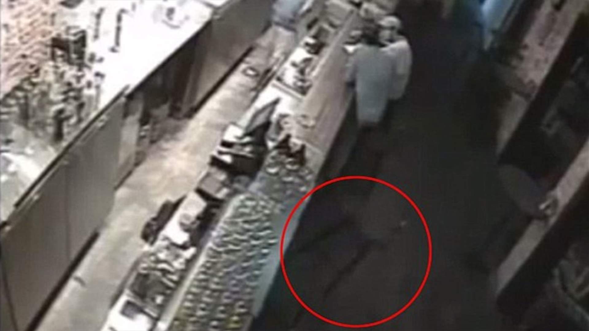 بالفيديو: شبح يتجوّل في إحدى حانات سنغافورة
