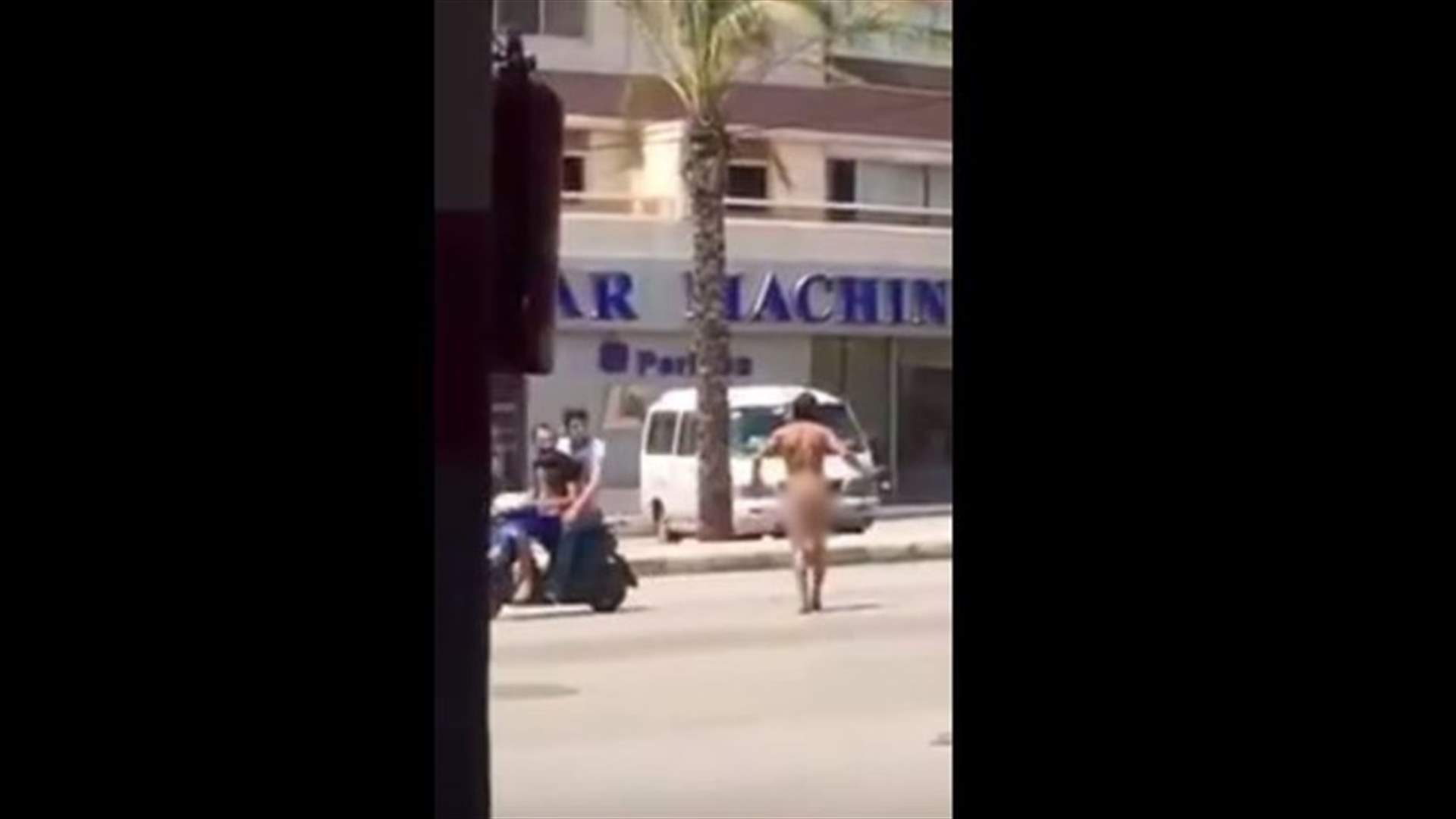 بالفيديو: مشى "كما خلقتني يا الله" في بئر حسن!
