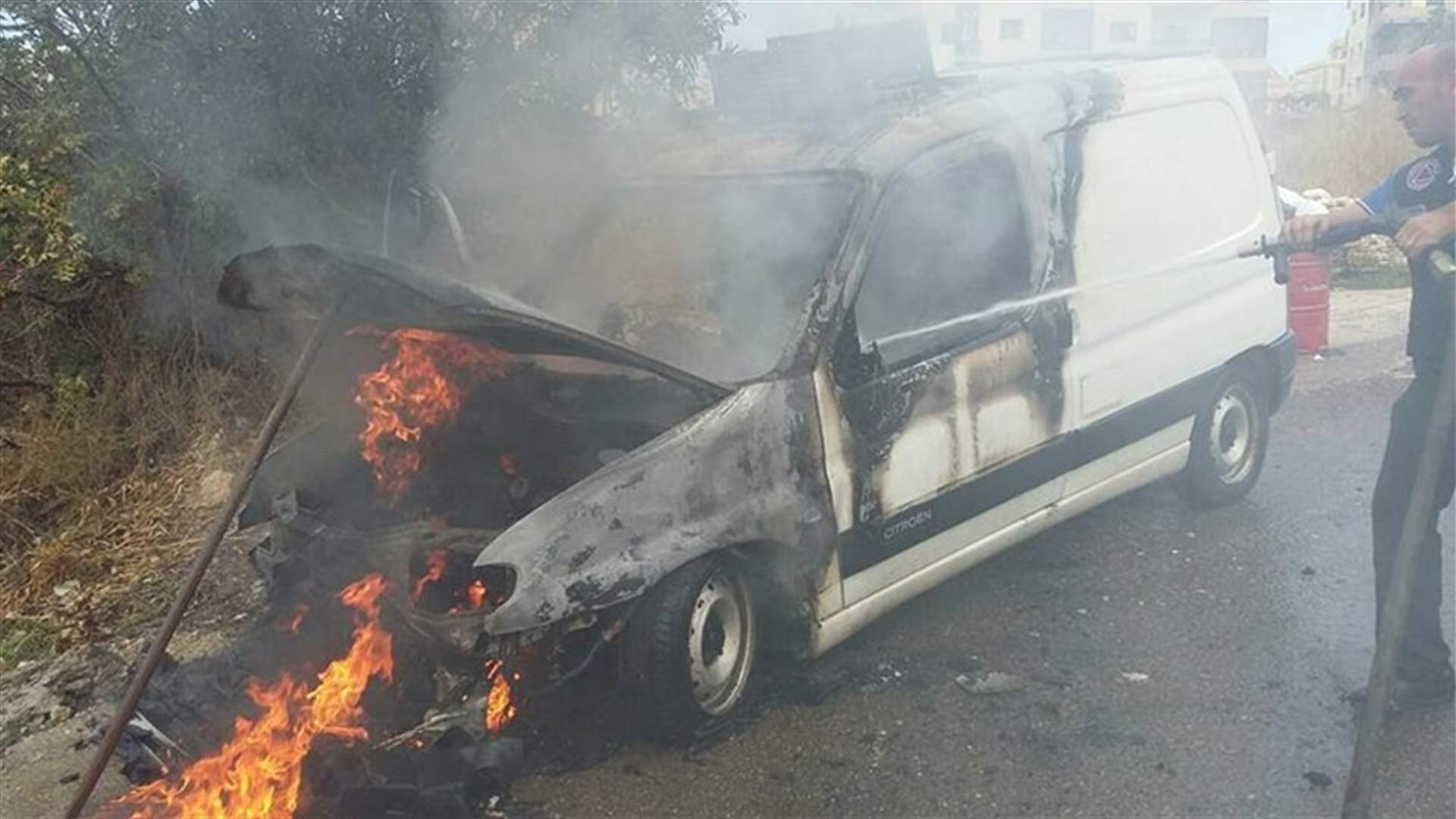 بالصورة: إحتراق سيارة في عمشيت 