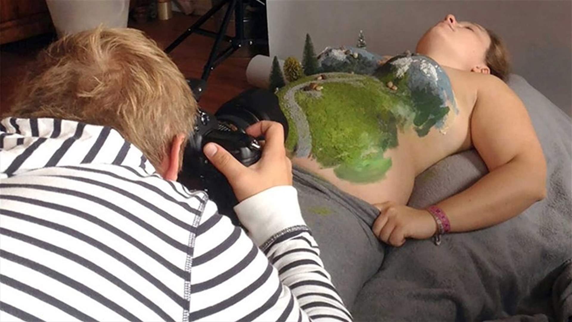 [PHOTOS] Couple Uses Mom's Body To Announce Pregnancy