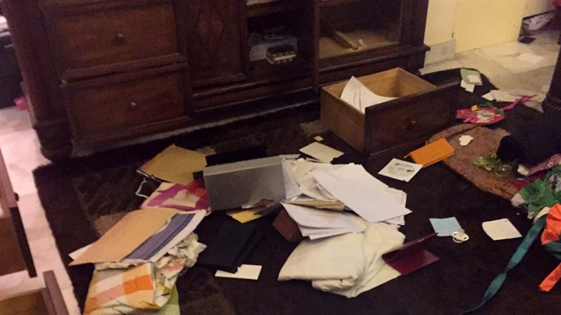 بالصور - مجهولون بعثروا محتويات منزل القاضي كارل عيراني في بعبدا