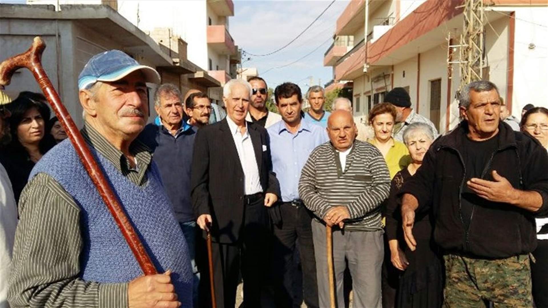     اعتصام لعدد من ابناء القاع امام البلدية