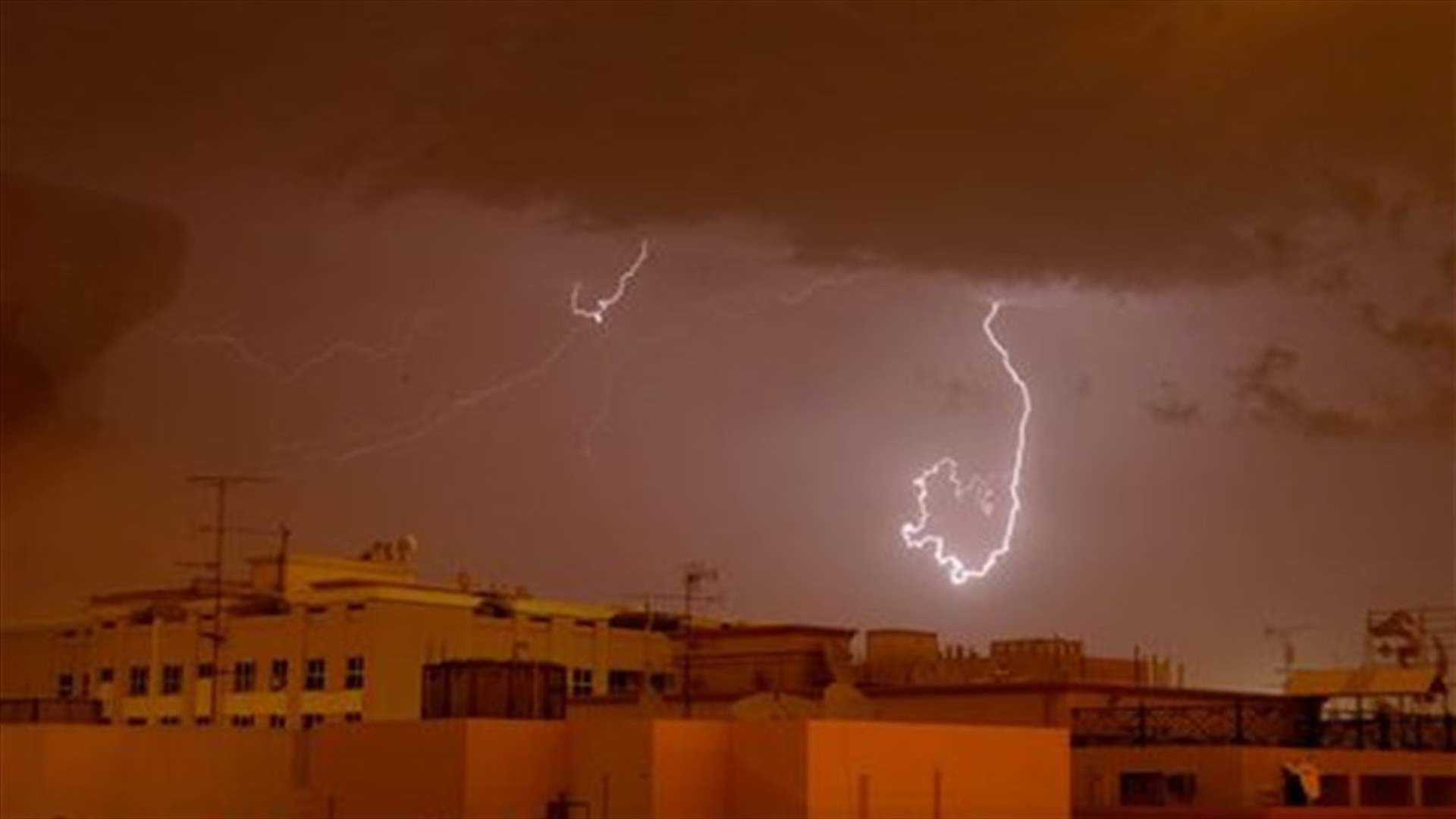 Cyclone ravages Yemeni island, heads for LNG plant, Qaeda-run city