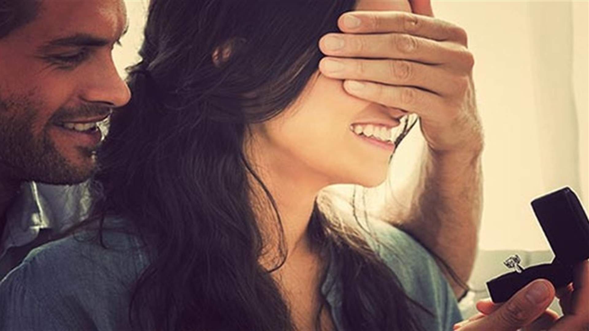 طلب يدها للزواج بهذا الخاتم الغريب!