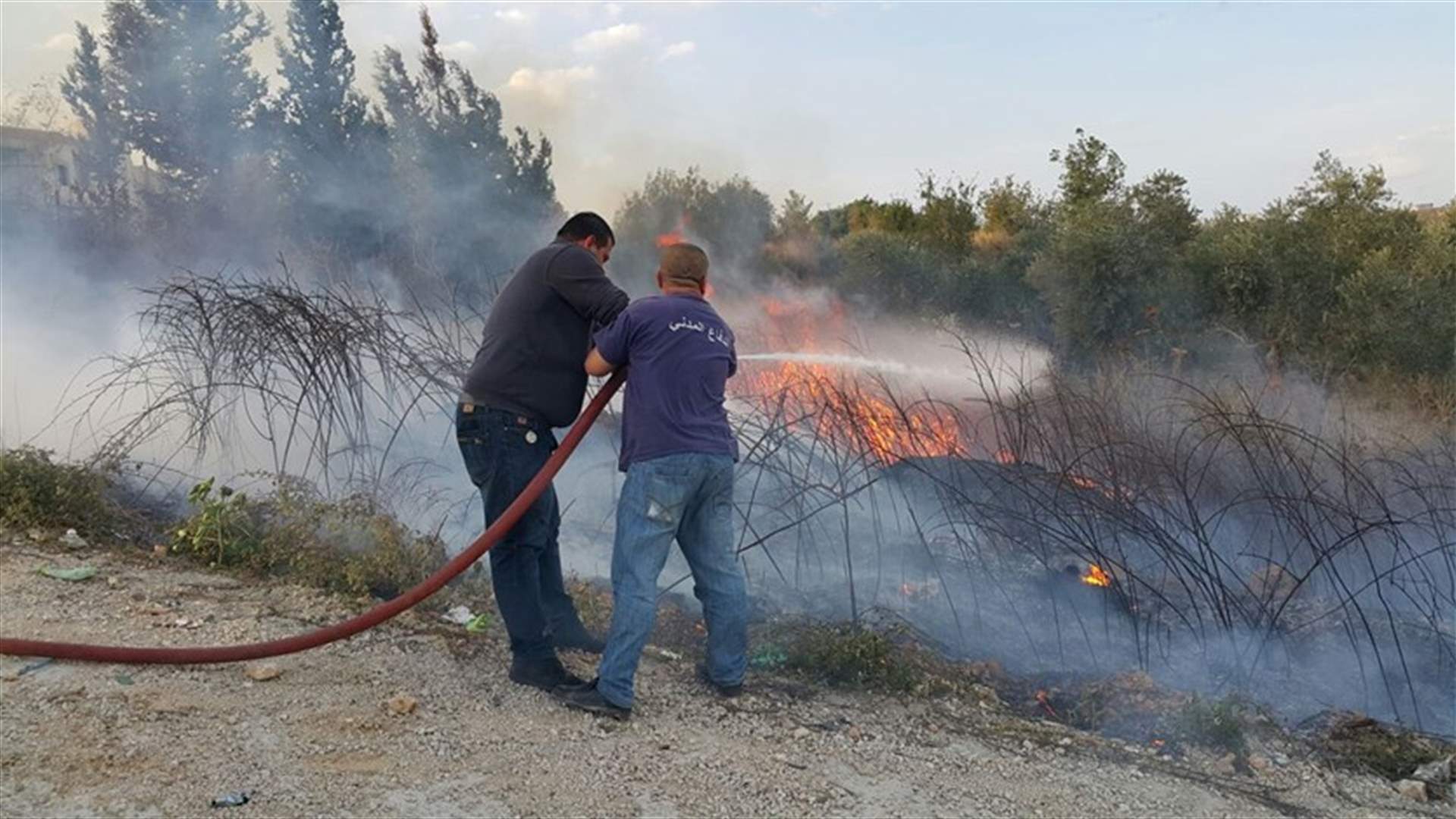 بالصورة: حريق بحديقة مستشفى في حلبا 