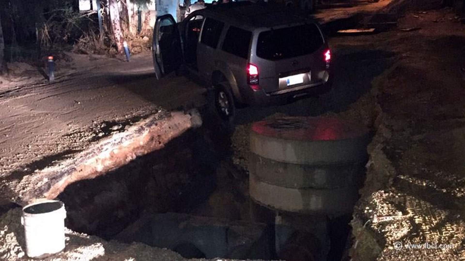 انتبهوا  - بالصورة حفرة في الحازمية ... مقبرة للسيارات 
