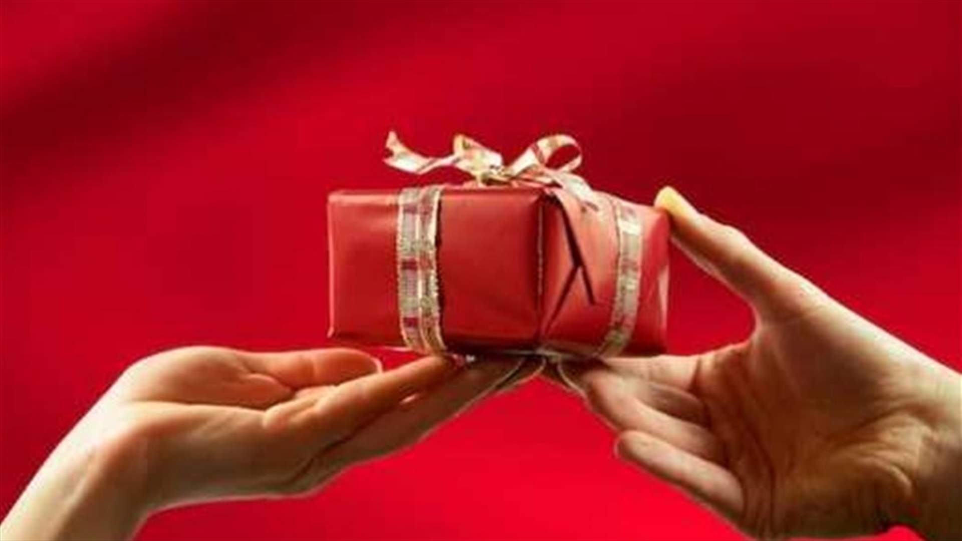 ما الذي تعشقه الفتاة أكثر من هديّة الورد؟