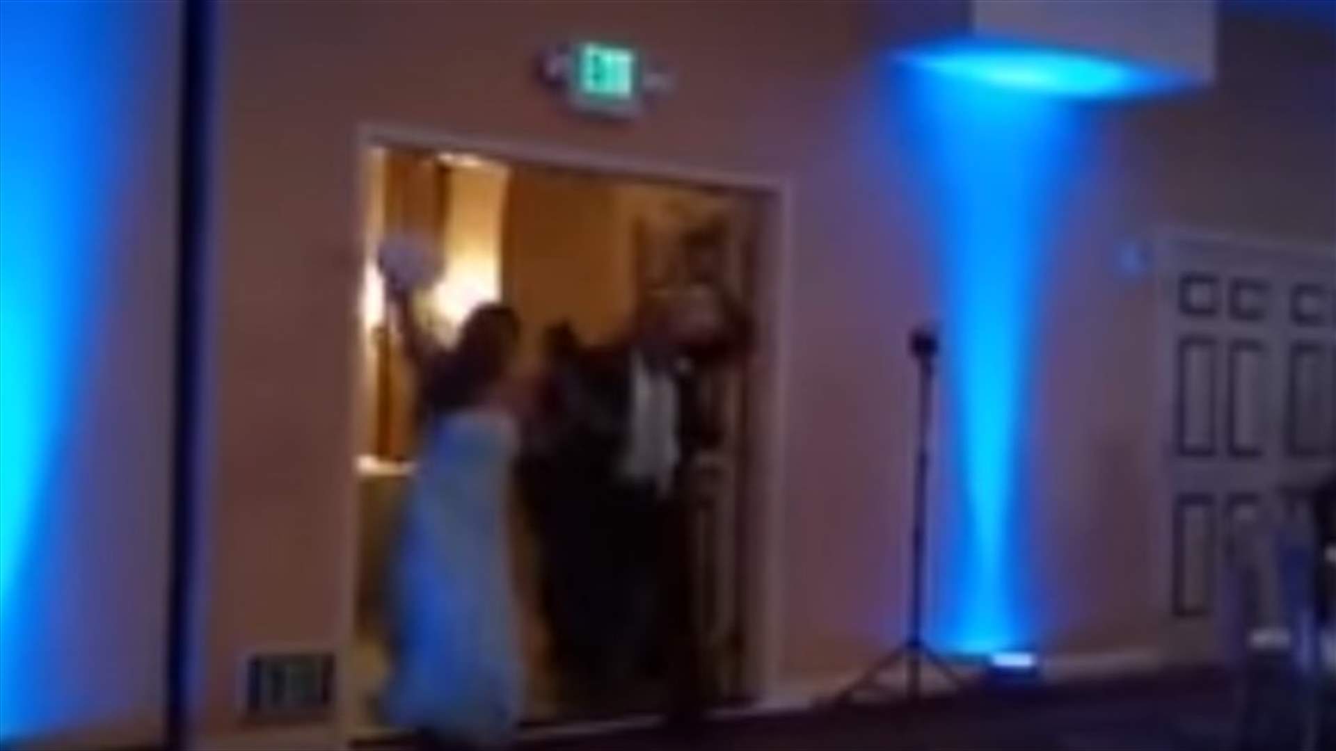 بالفيديو: استعرض العريس مهاراته فأطاح بالعروس! 