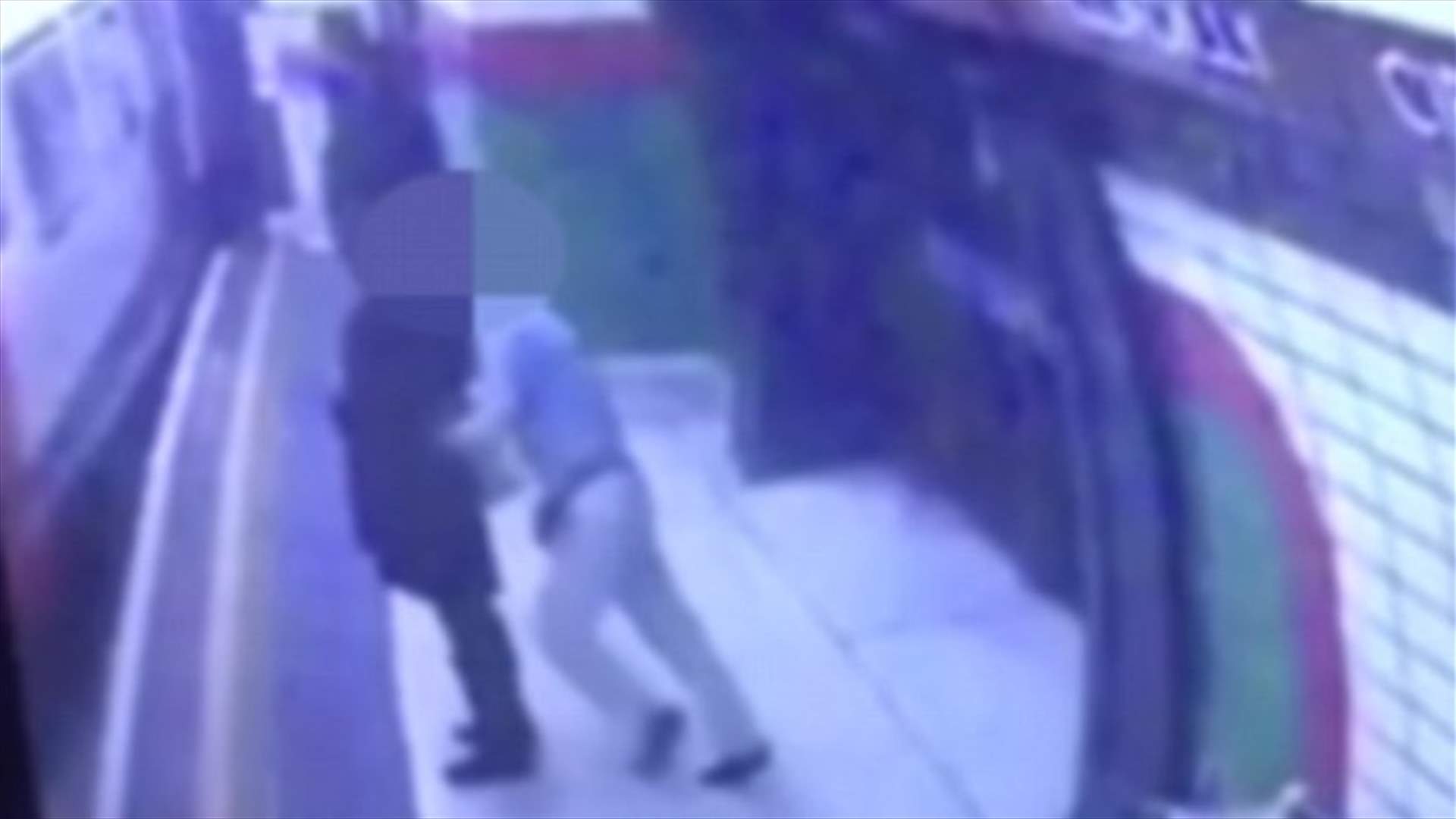 بالفيديو: رجل يدفع امرأة محجّبة أمام القطار