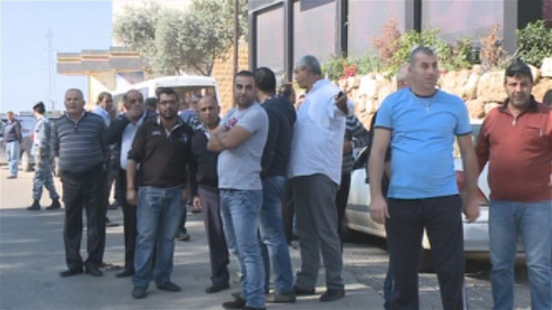 سائقو تاكسي في جعيتا اعتصموا احتجاجا على المضاربة السورية