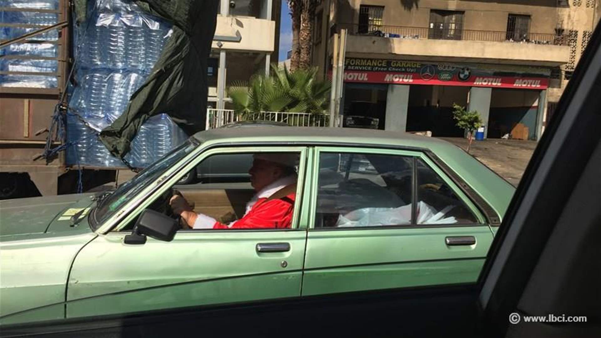 بابا نويل وصل بسيارة قديمة
