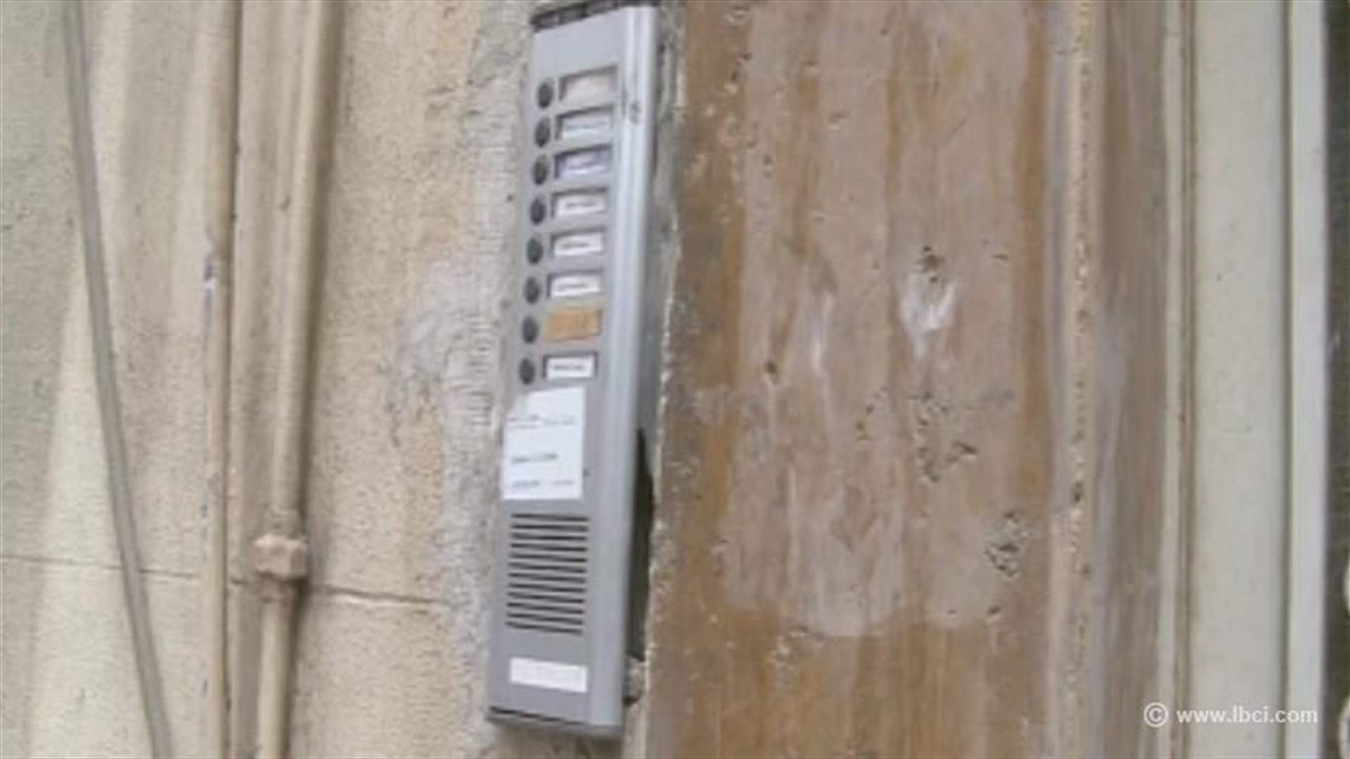   بالصور: الـLBCI   تبث صوراً لمدخل المبنى الذي تتواجد فيه الشقة التي انطلق منه انتحاريو برج البراجنة في الأشرفية 