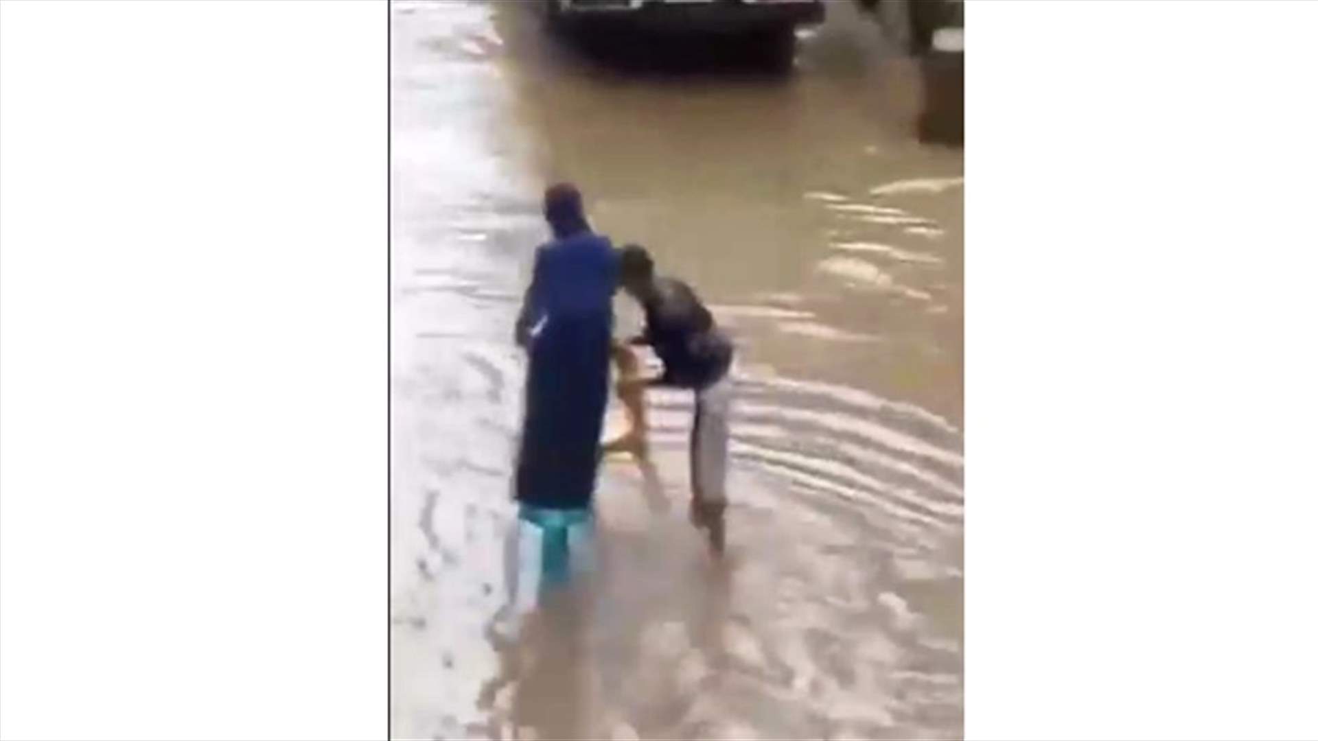 بالفيديو - إعتمد طريقة ذكية لعبور النساء جرف المياه