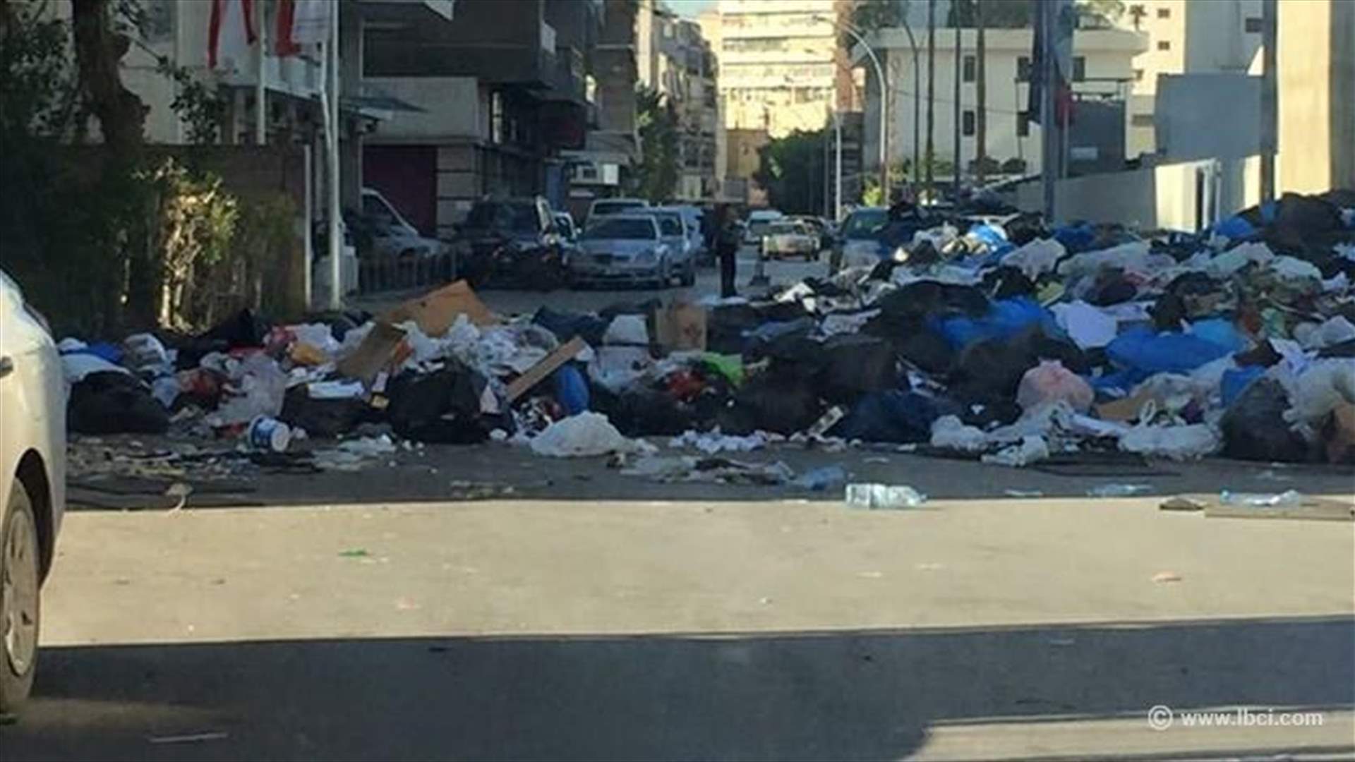 بالصورة :في الدورة ...طريق مقطوعة بسبب النفايات 
